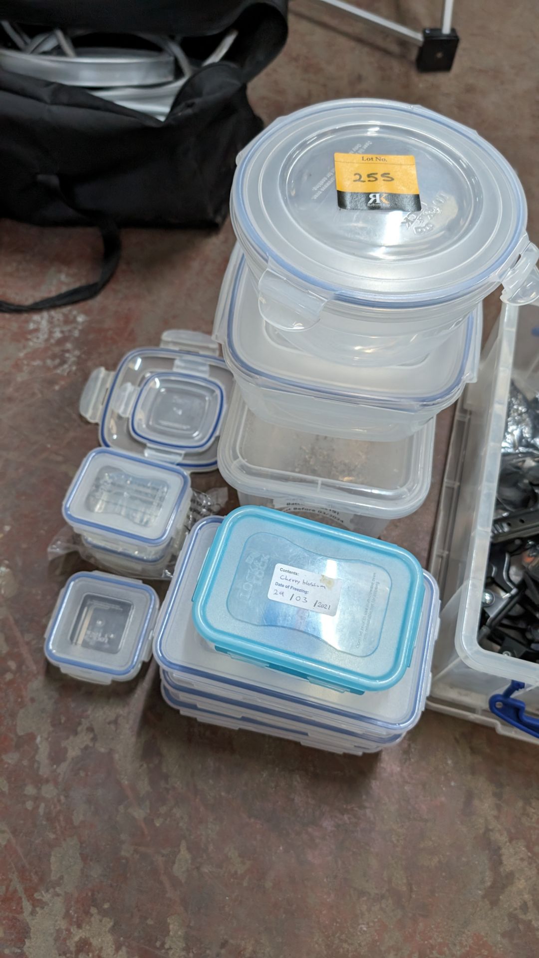 Quantity of plastic storage containers