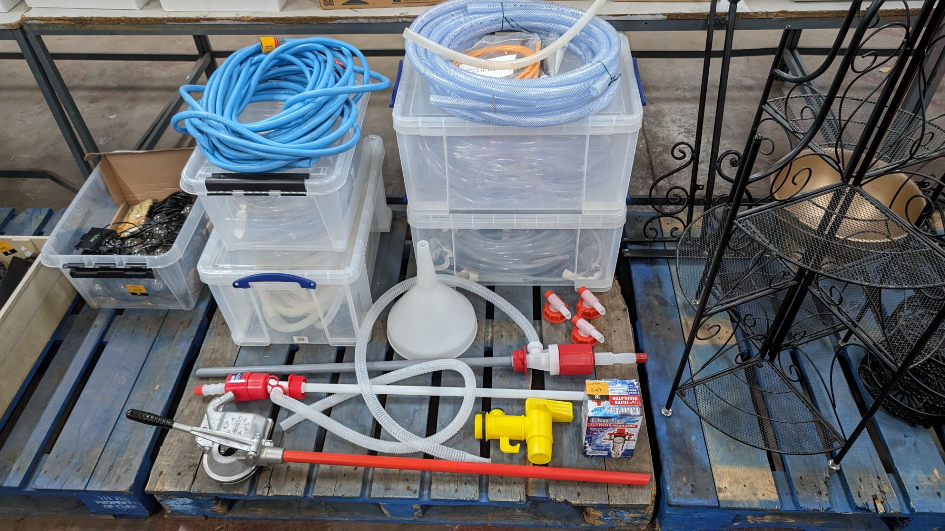 The contents of a pallet of hose, pumps and related items. NB: Plastic crates excluded - Bild 2 aus 8