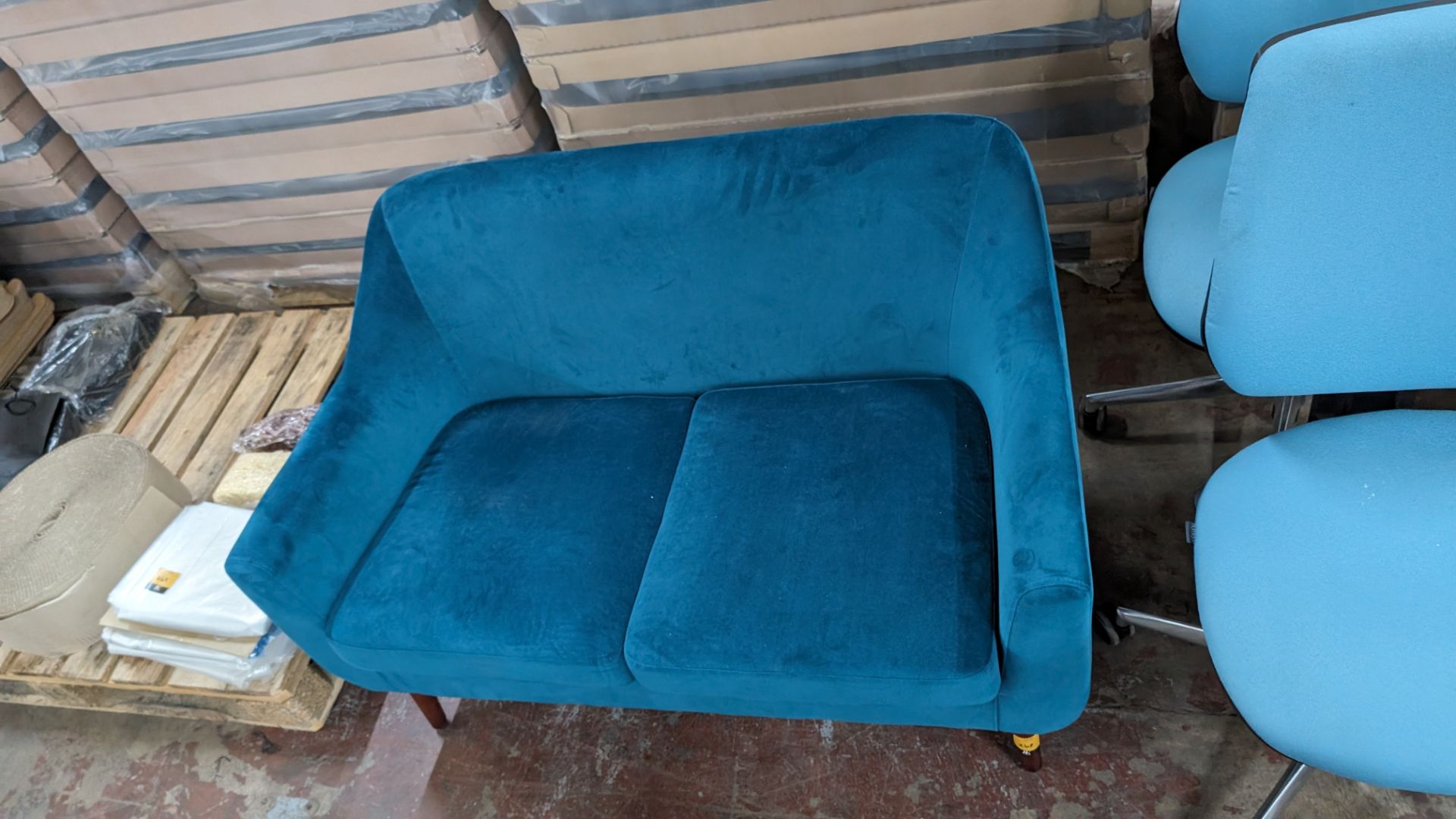 Turquoise velour 2-seat sofa on dark brown wooden legs - Image 3 of 4