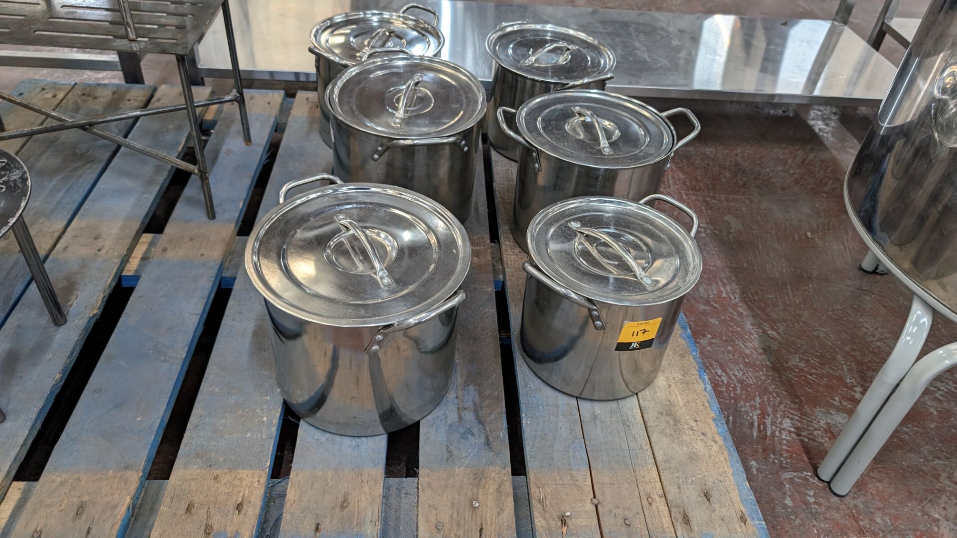 6 off twin handled steel pots, each with their own lid - Image 2 of 8