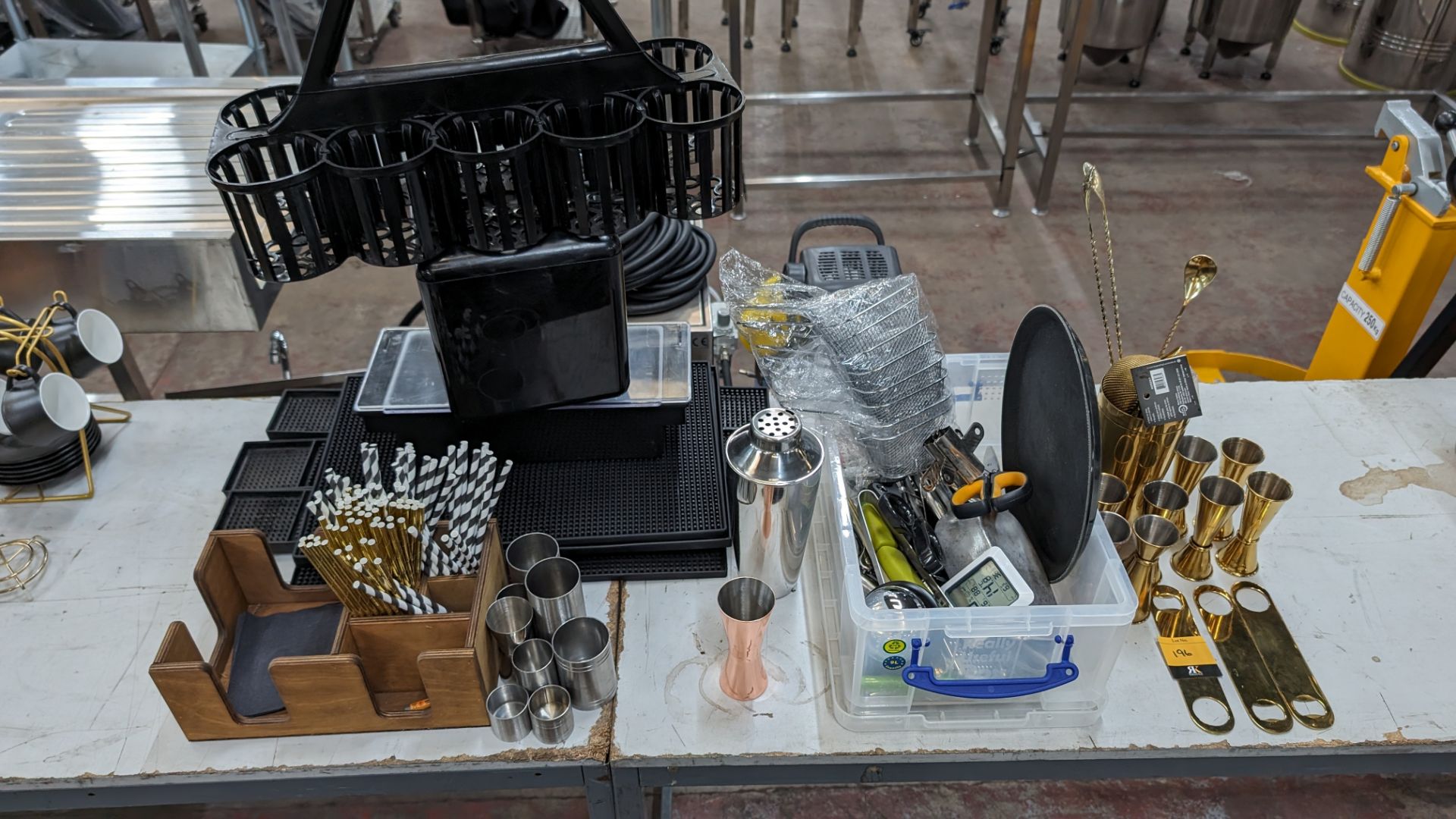 Mixed bar equipment lot comprising measures, stirrers, sieves, mini baskets, shakers, rubber bar mat