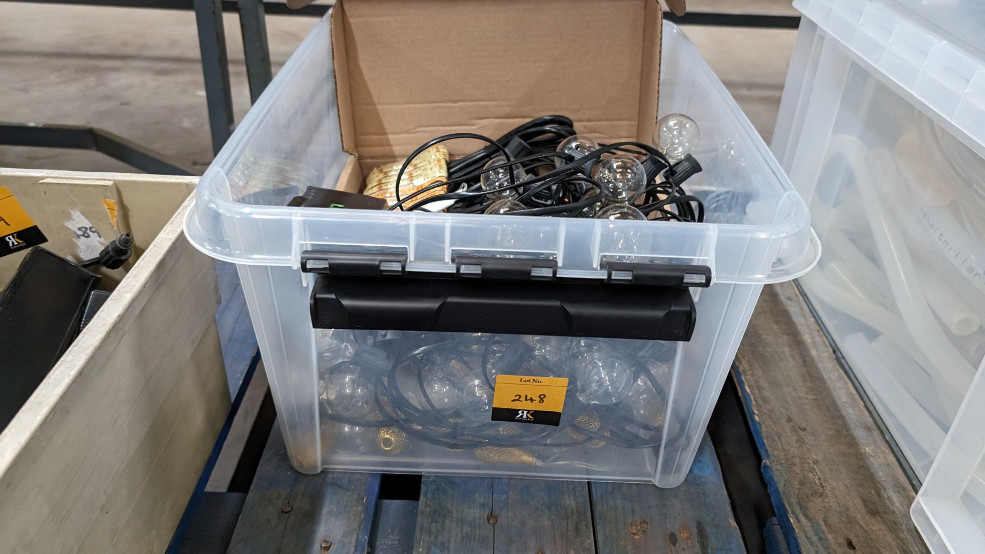 The contents of a crate of lighting - Bild 2 aus 4