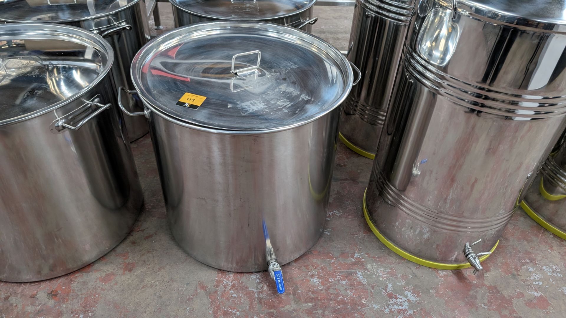 4 off large stainless steel brew kettles. Each with their own lid. Capacity: 100L - Image 3 of 9