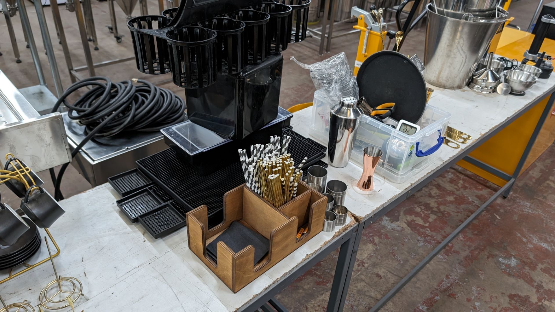 Mixed bar equipment lot comprising measures, stirrers, sieves, mini baskets, shakers, rubber bar mat - Image 11 of 11