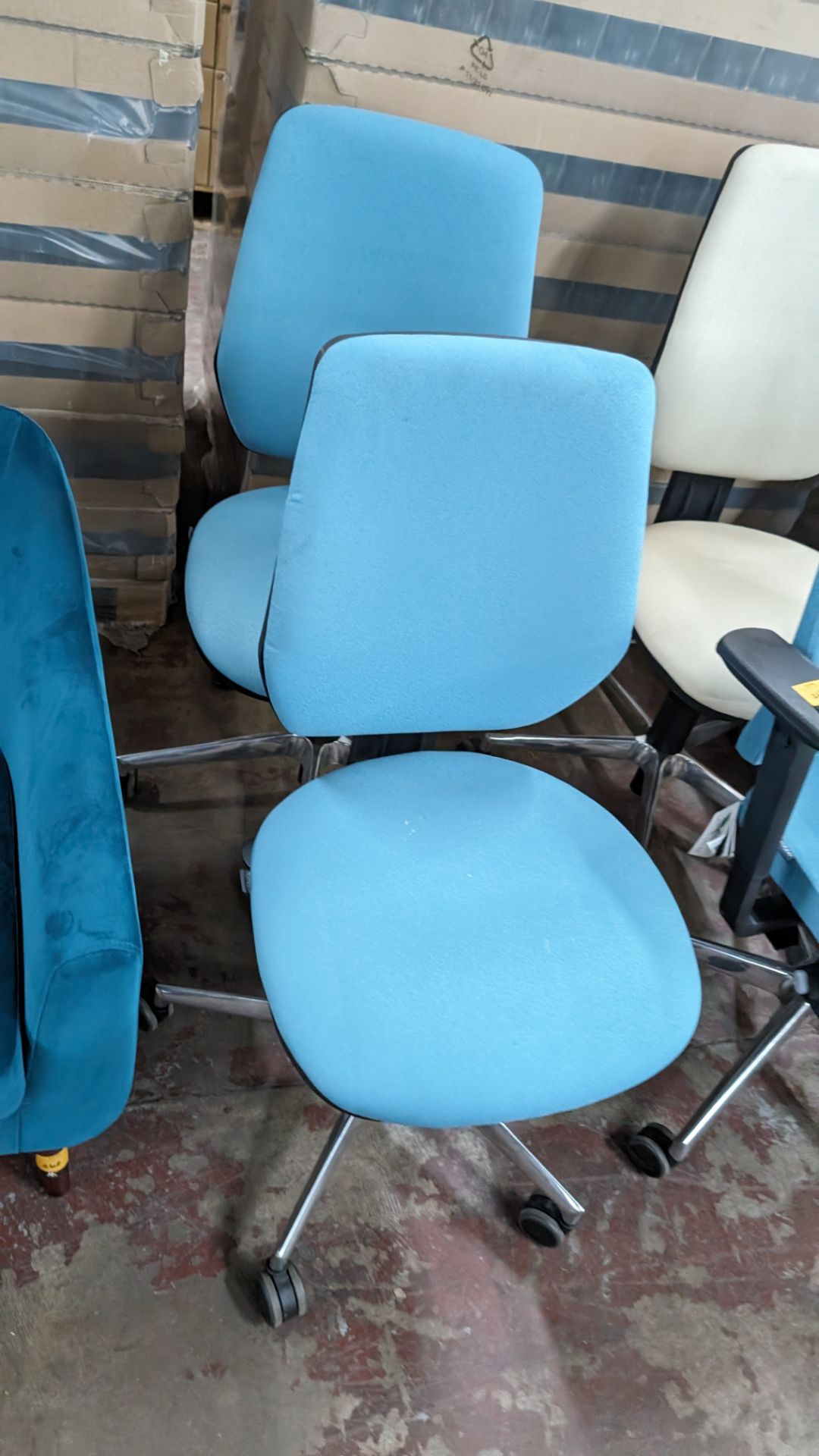 4 off operator's chairs, one of which has arms. 3 of the chairs are finished in a matching turquois - Image 3 of 8