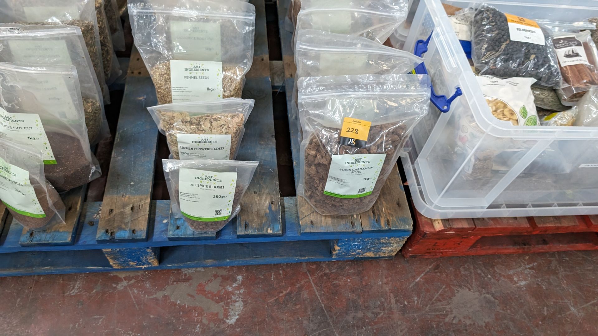 The contents of a pallet of assorted aromats, herbs and spices. NB: Please note many of these item - Bild 3 aus 9