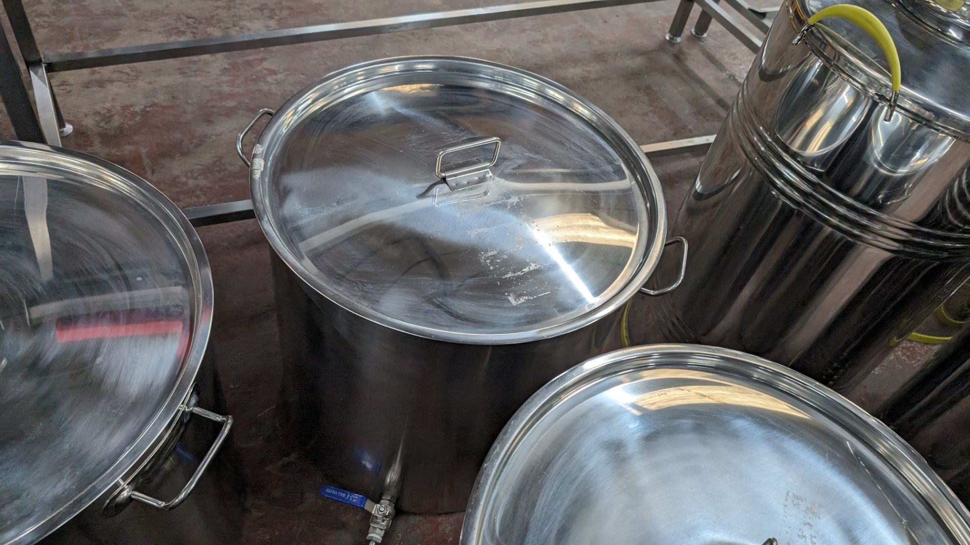 4 off large stainless steel brew kettles. Each with their own lid. Capacity: 100L - Image 5 of 9