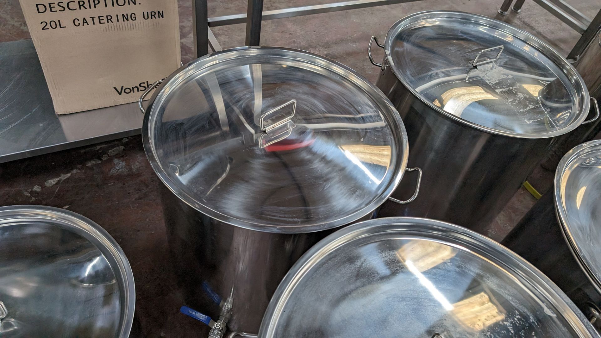 4 off large stainless steel brew kettles. Each with their own lid. Capacity: 100L - Image 6 of 9