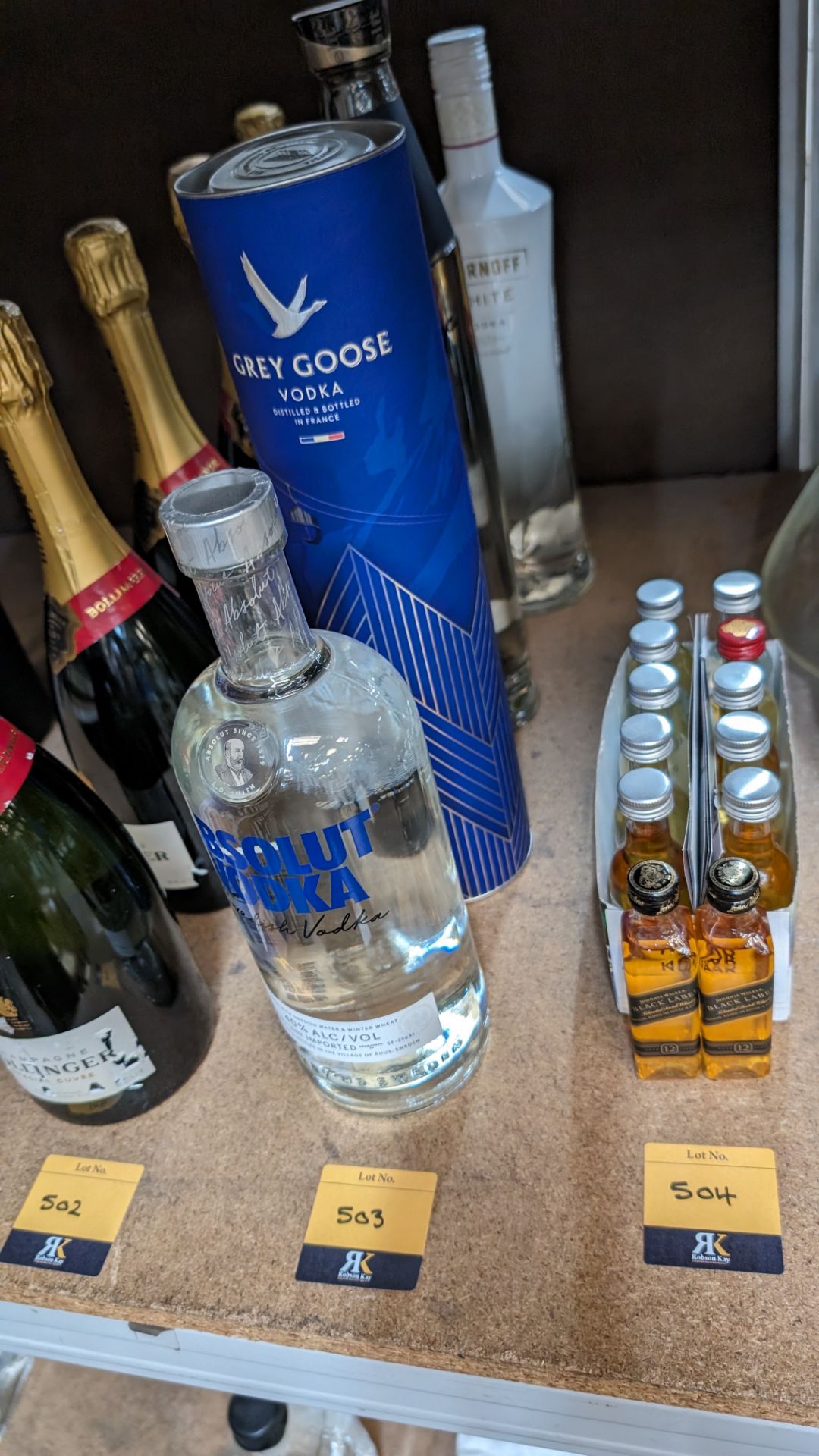 4 off assorted bottles of premium vodka. This lot comprises 1 off 700ml bottle of Stolichnaya Elit - Bild 3 aus 7