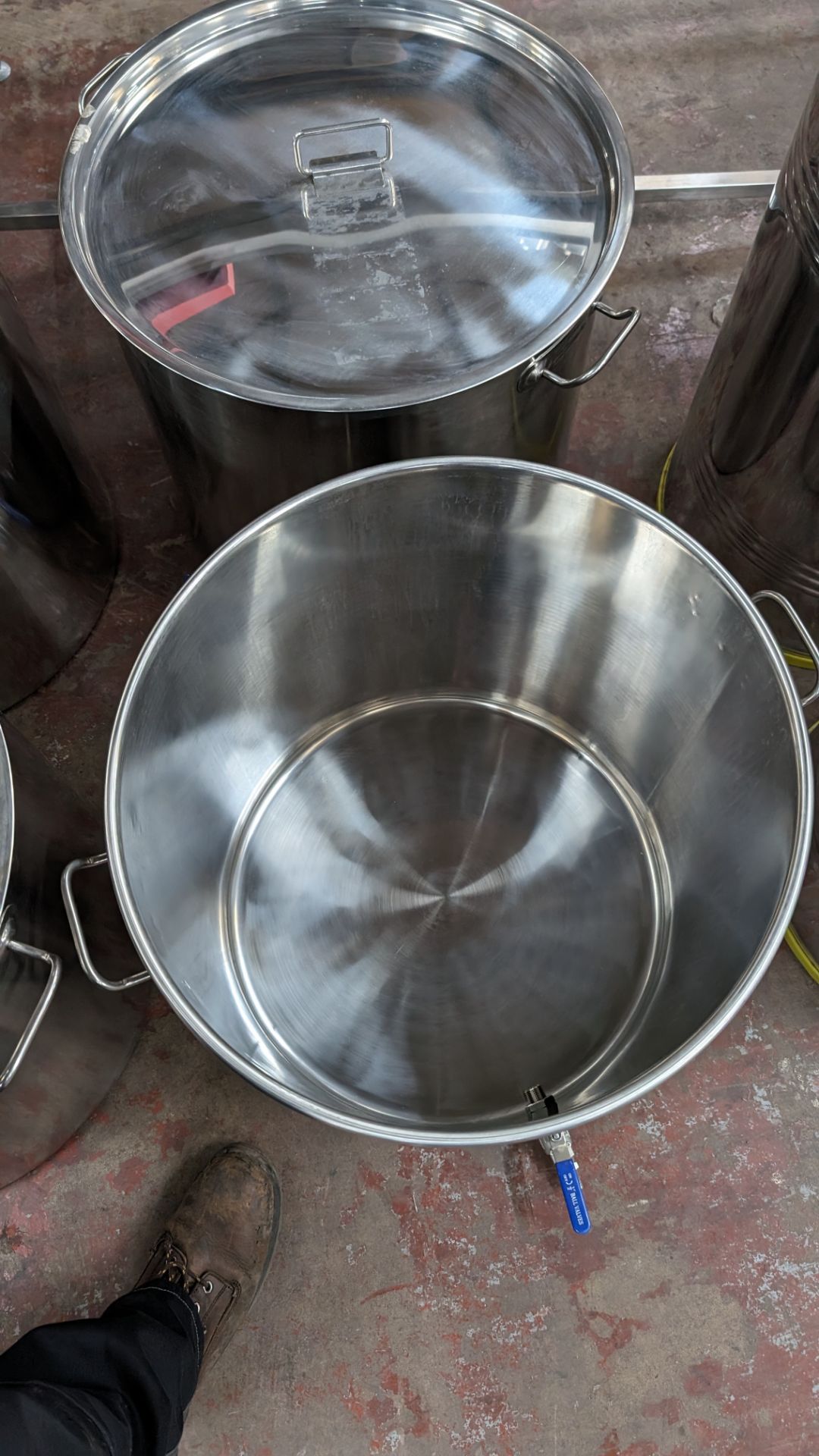 4 off large stainless steel brew kettles. Each with their own lid. Capacity: 100L - Image 7 of 9