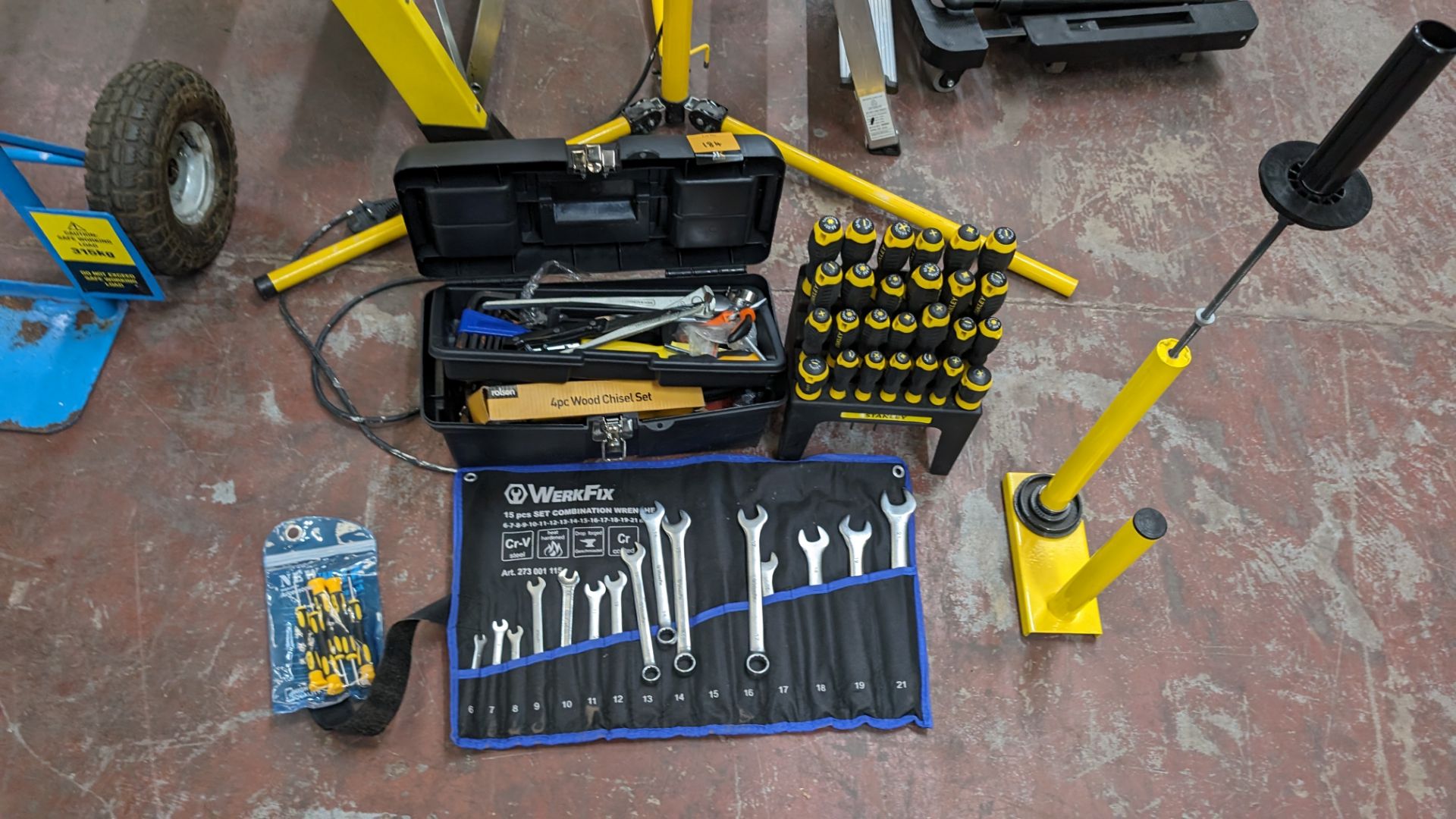 Mixed tool lot comprising shrink wrap applicator, Stanley screwdriver set, 15-piece wrench set, mini - Image 5 of 10