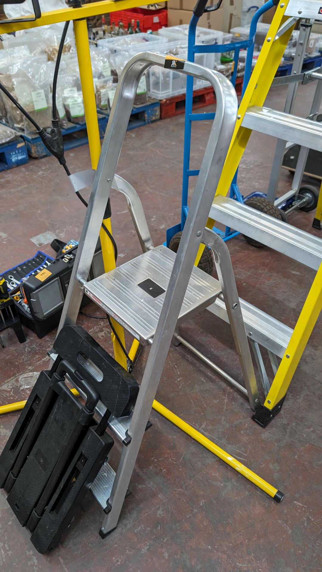 Mixed lot comprising small stepladders, folding trolley and tripod based twin LED lamp system - Image 3 of 6