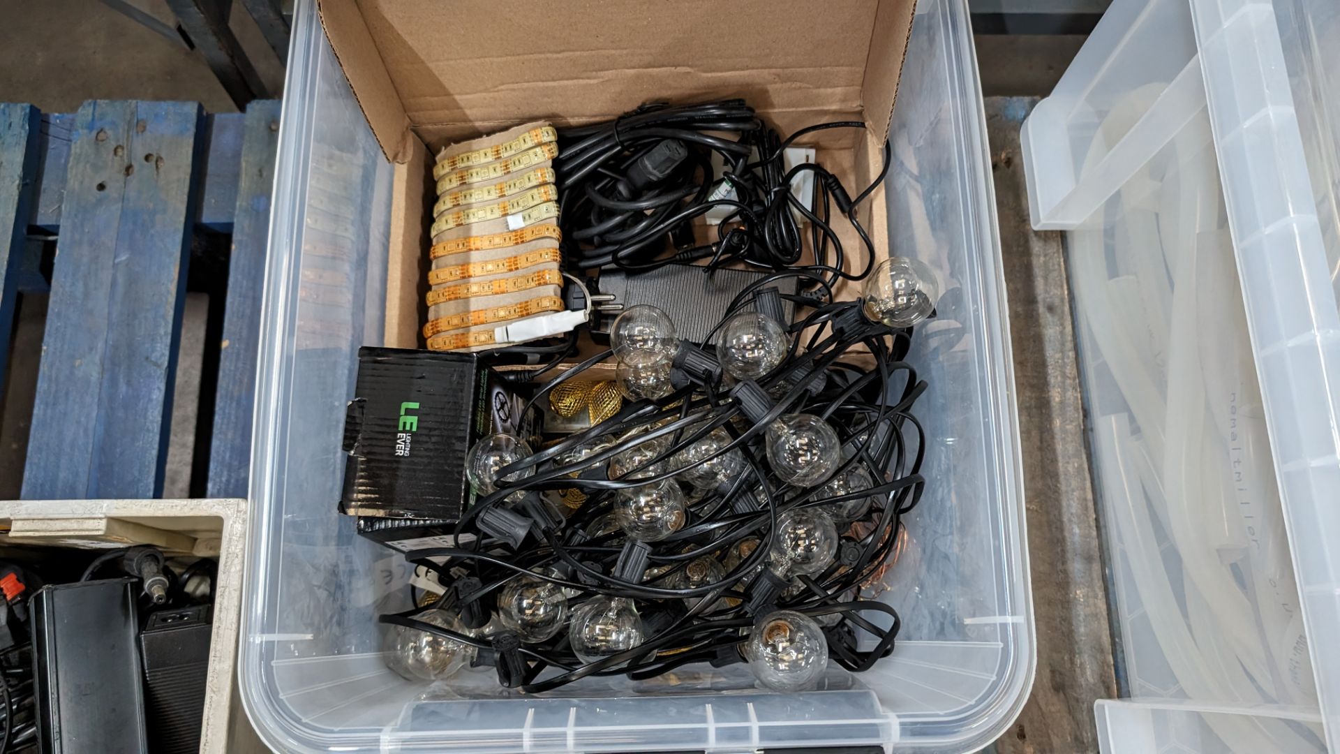 The contents of a crate of lighting - Bild 4 aus 4