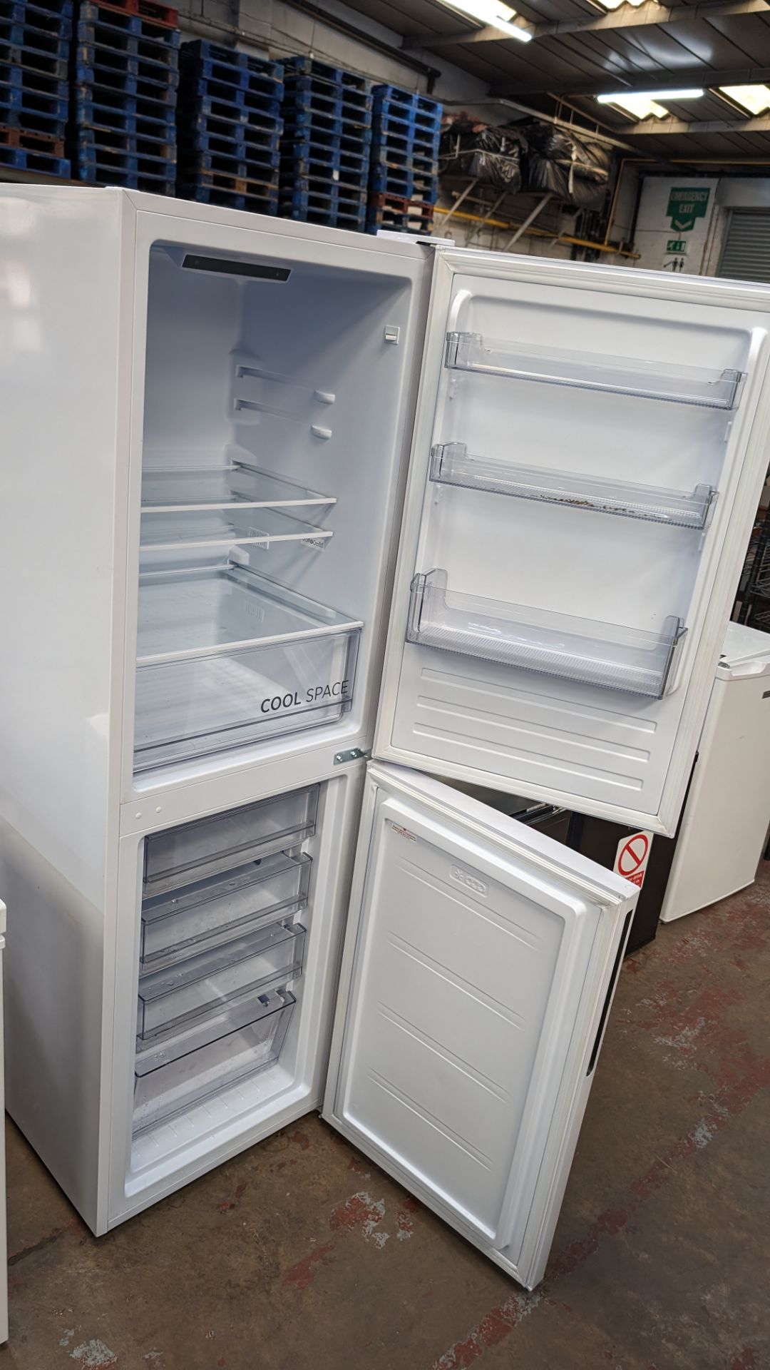 Hoover tall domestic fridge freezer - Image 4 of 4