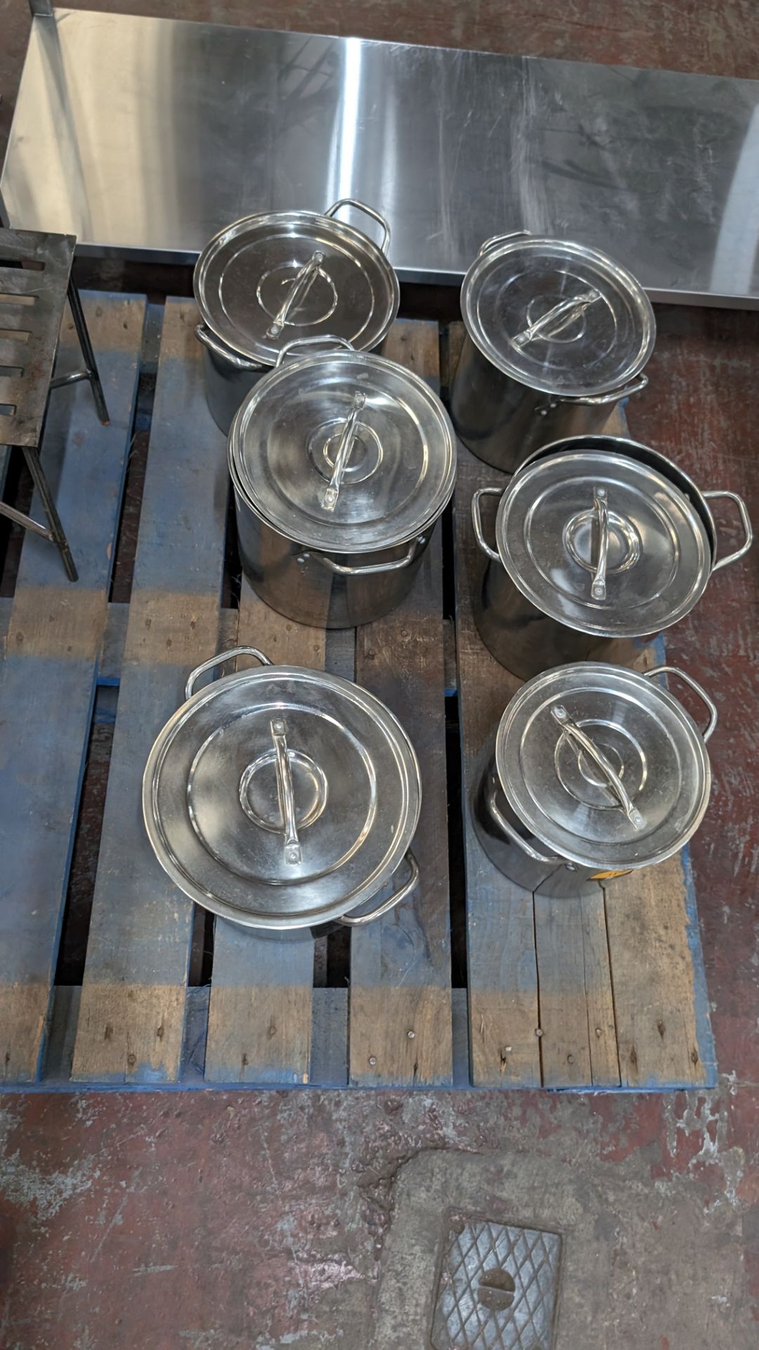 6 off twin handled steel pots, each with their own lid - Image 8 of 8