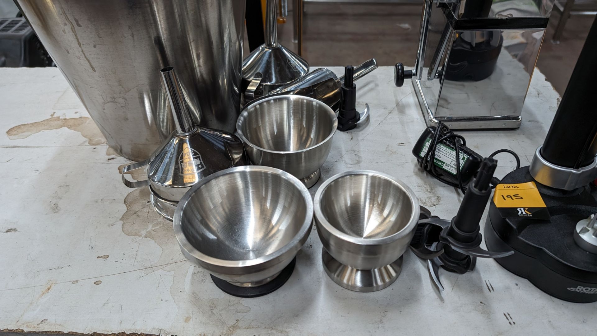 Mixed lot comprising Rotato press, ice crusher, small bowls, funnels, scoop, buckets and more - Bild 3 aus 8
