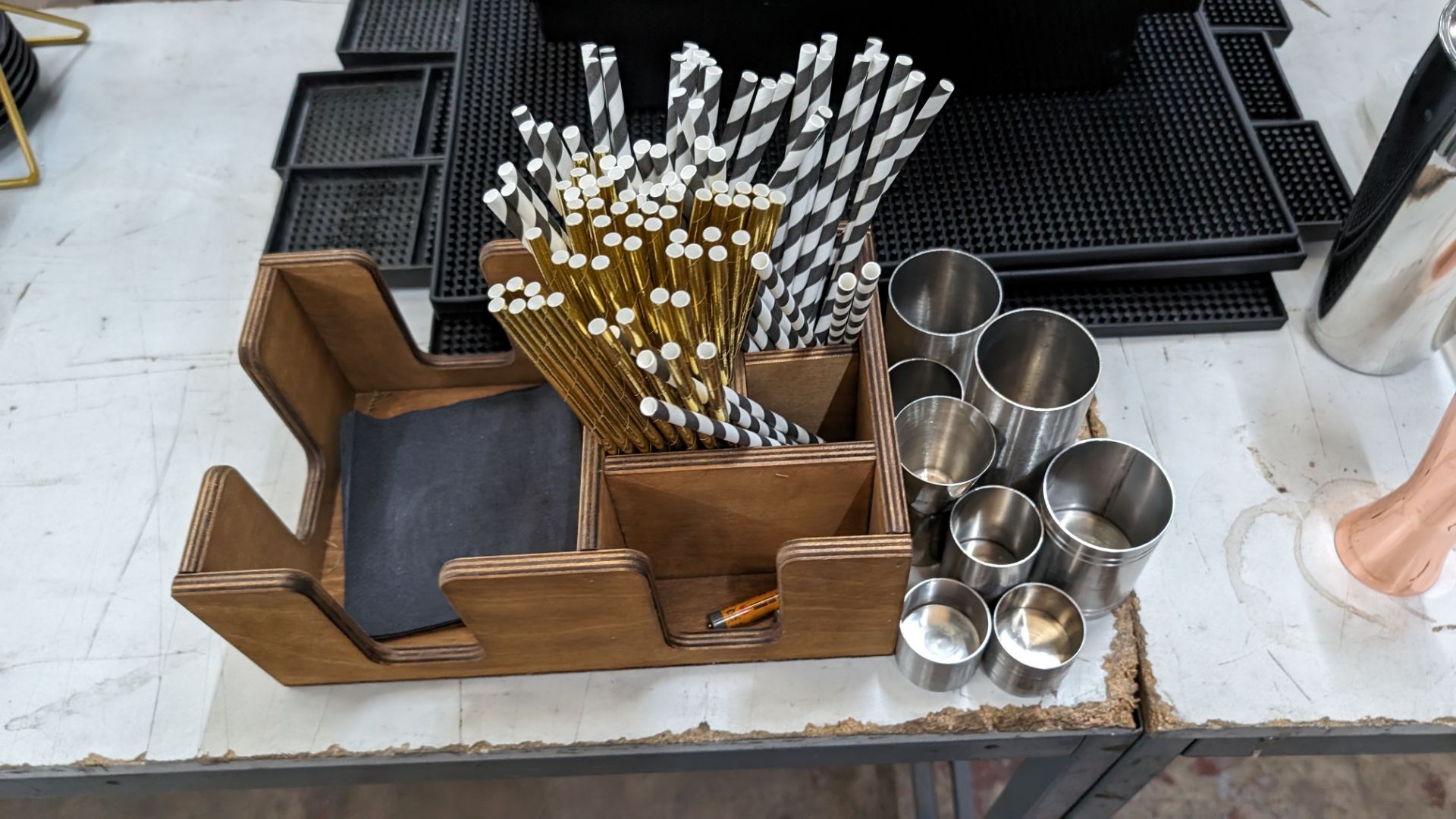 Mixed bar equipment lot comprising measures, stirrers, sieves, mini baskets, shakers, rubber bar mat - Image 9 of 11