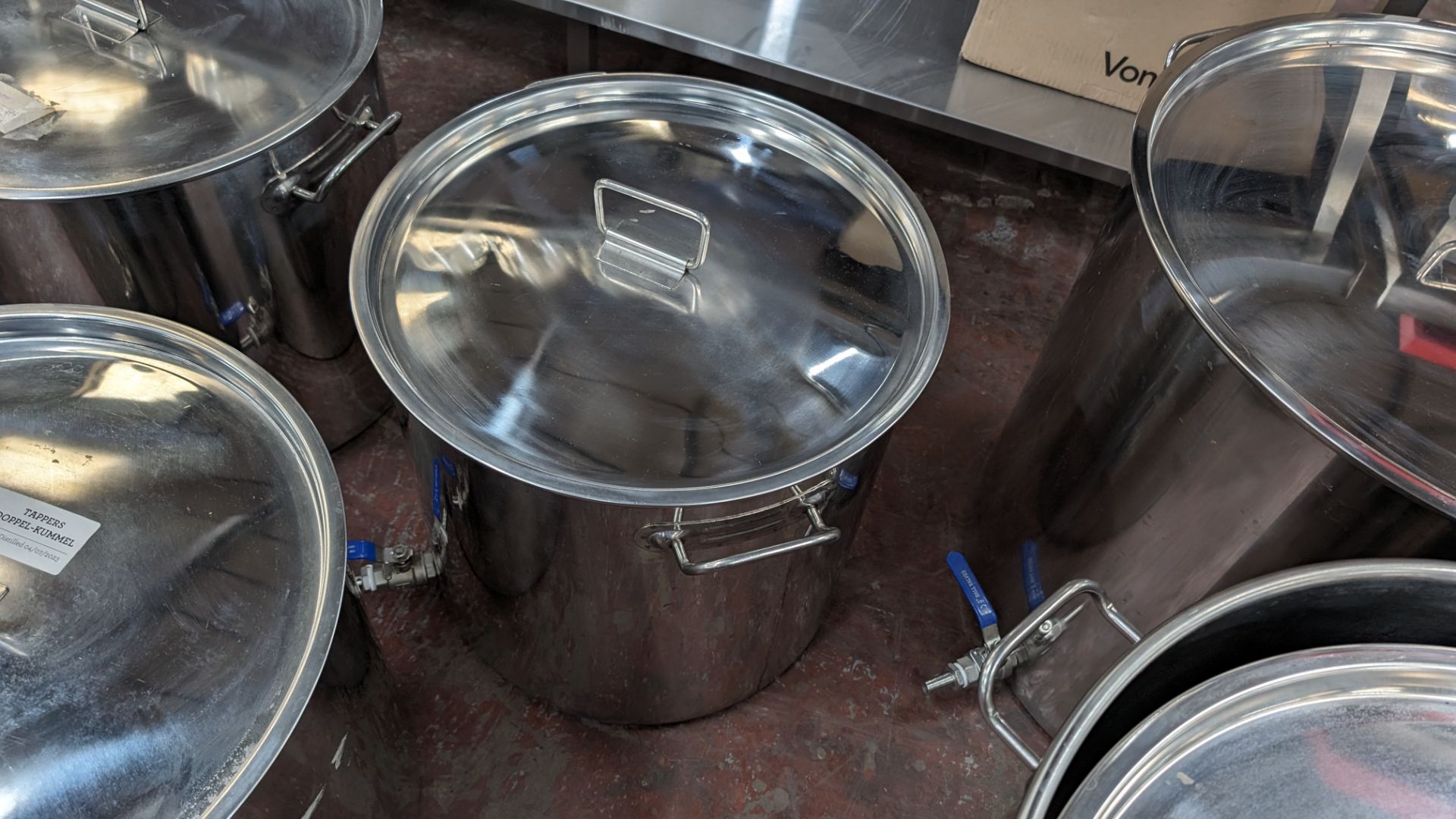 3 off stainless steel brew kettles. Each with their own lid. Capacity: 50L - Image 5 of 6