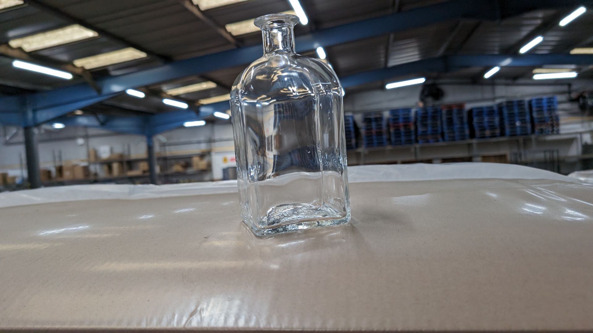1,540 off 700ml/70cl clear glass bottles. This lot comprises the contents of a pallet and in this i - Bild 3 aus 4
