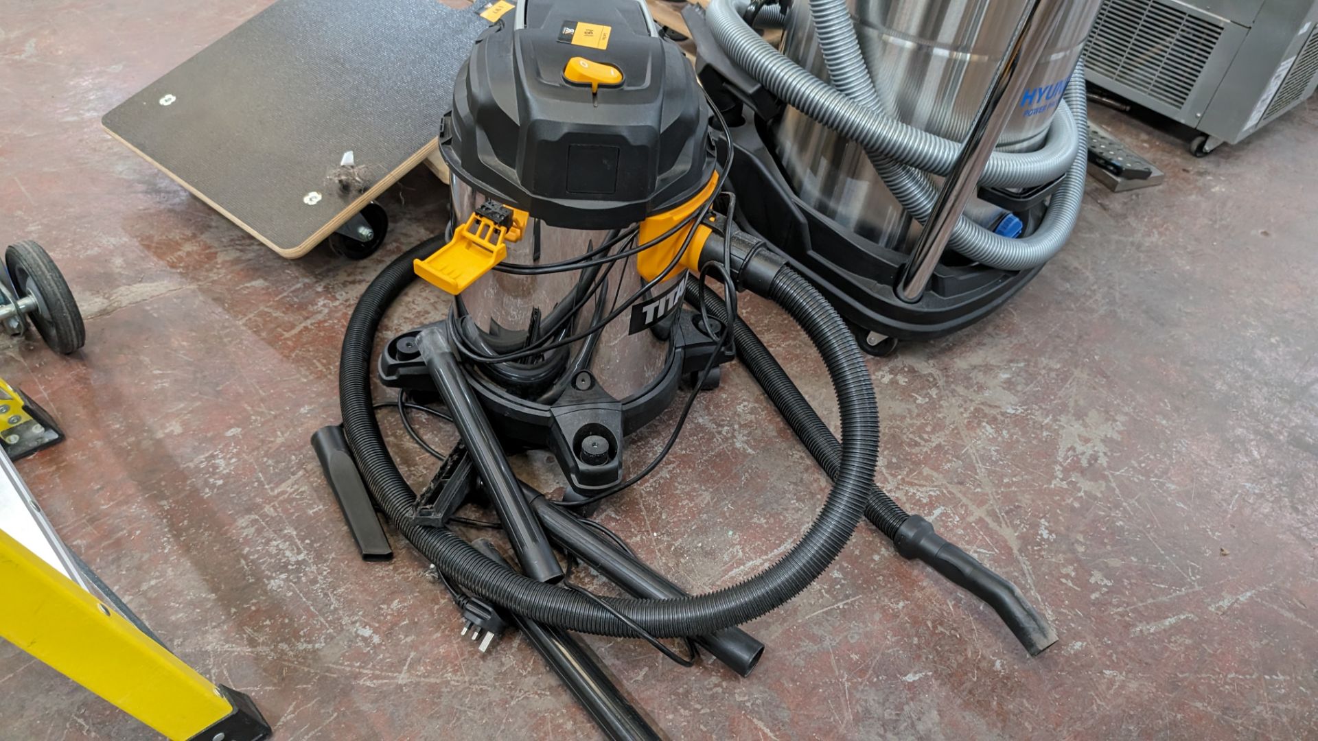 Titan TTB775VAC wet and dry 1400w vacuum cleaner - Image 4 of 8