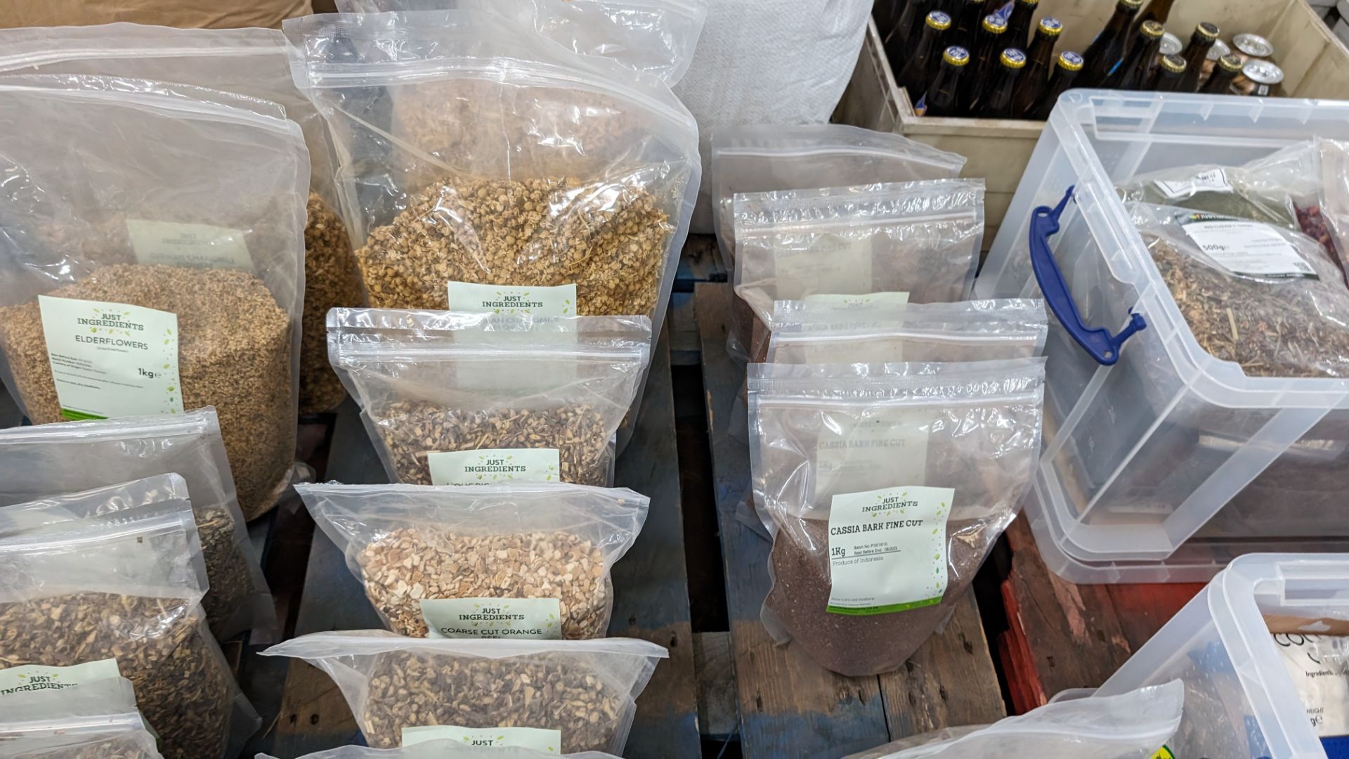 The contents of a pallet of assorted aromats, herbs and spices. NB: Please note many of these item - Bild 5 aus 9