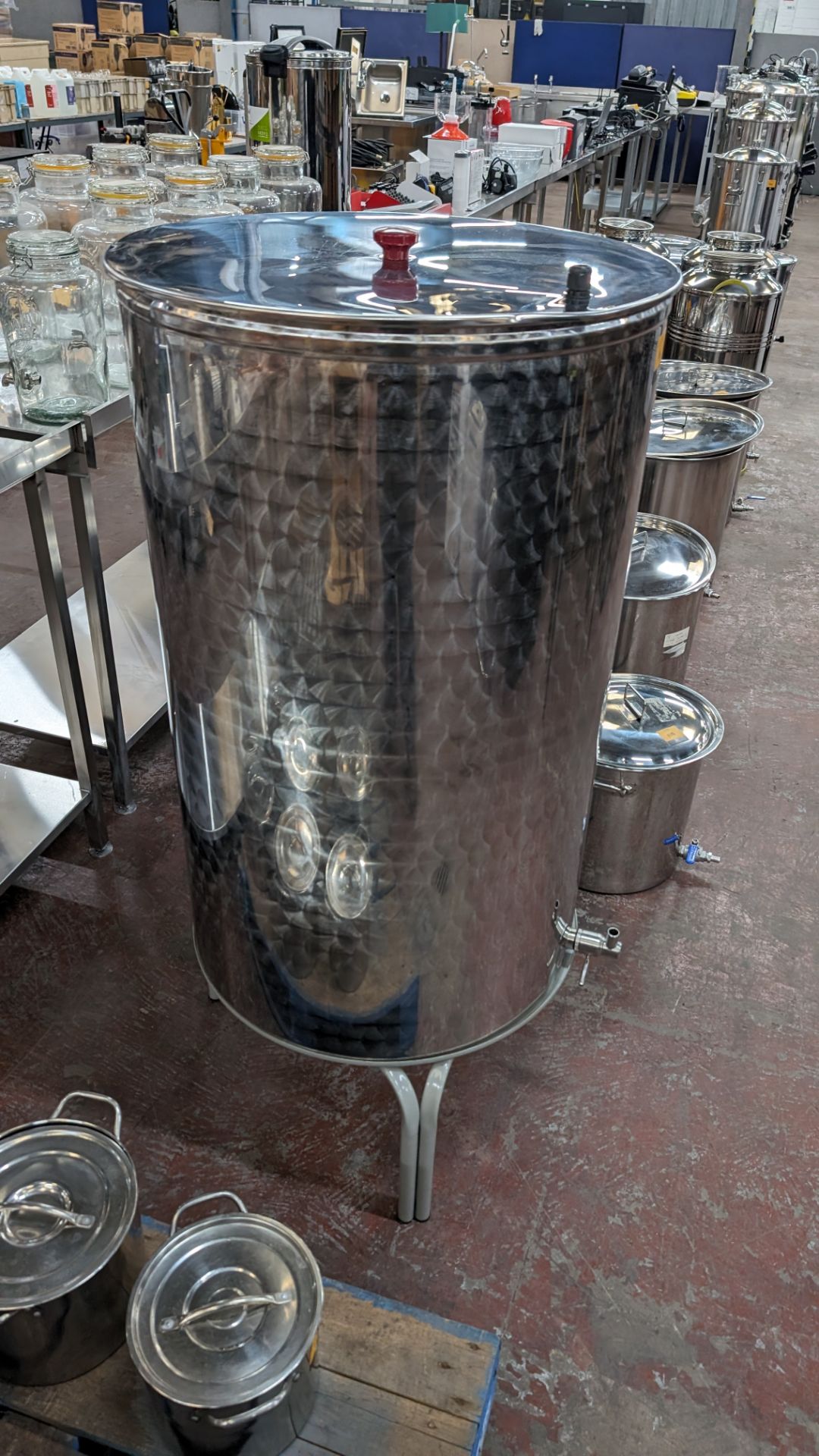 Large stainless steel cylindrical tank with lid. Capacity 300L - Image 4 of 7