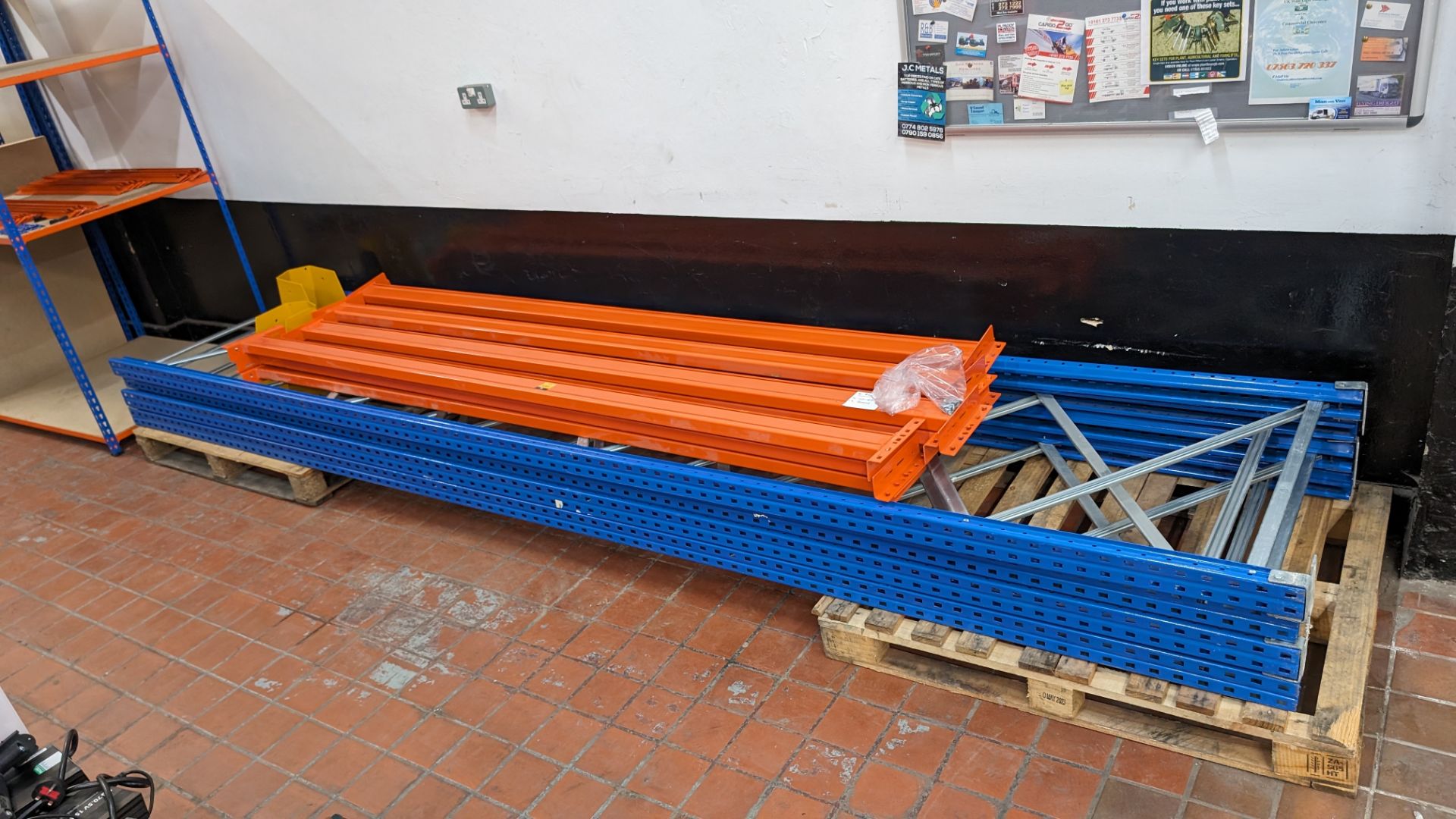 Quantity of pallet racking, comprising 4 off blue uprights each 900mm wide and 4500mm tall, 12 off o - Image 3 of 11