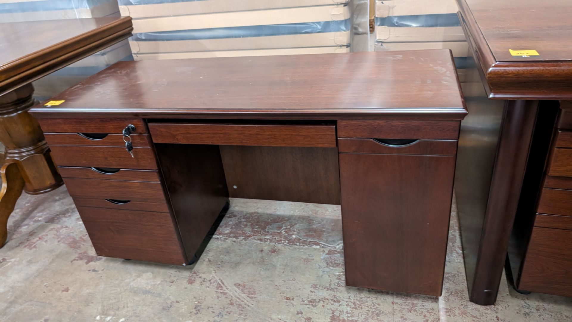 Small mahogany mobile desk with cupboard for computer to the right, drawer pack to the left and cent - Bild 2 aus 4