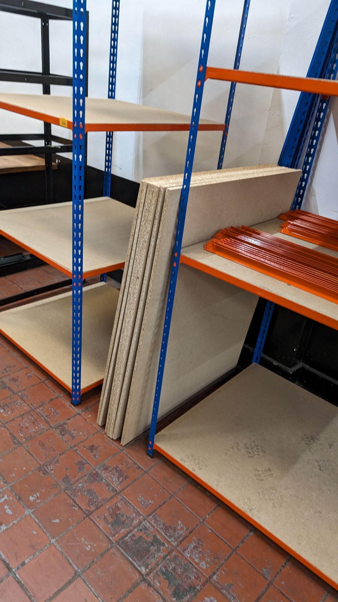 4 off bays of Rapid Racking blue and orange racking, each with four shelves. One bay has a footprin - Bild 4 aus 8