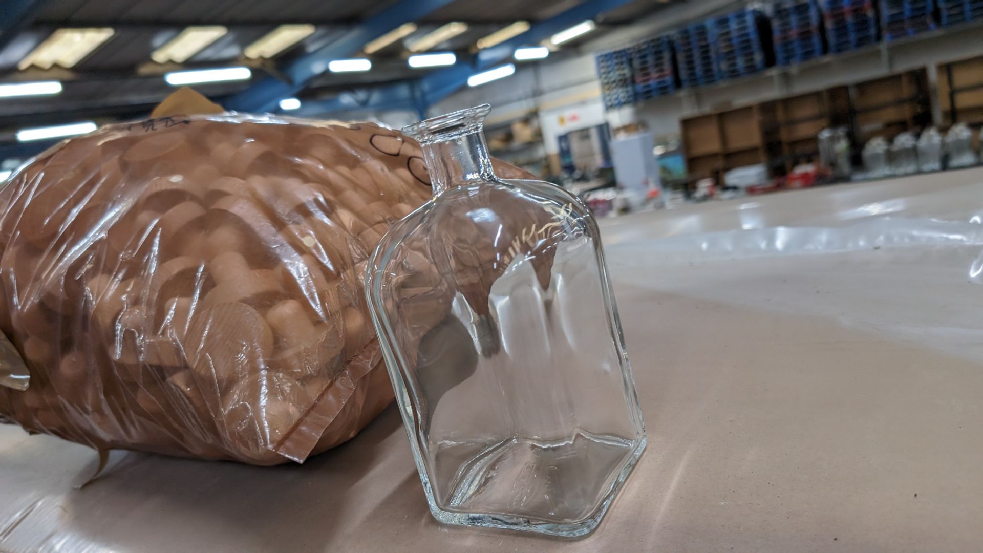 1,540 off 700ml/70cl clear glass bottles. This lot comprises the contents of a pallet and in this i - Bild 5 aus 5