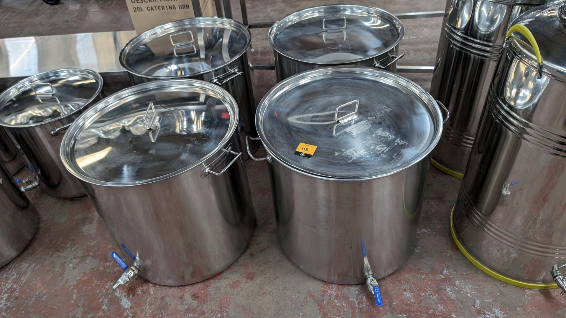 4 off large stainless steel brew kettles. Each with their own lid. Capacity: 100L