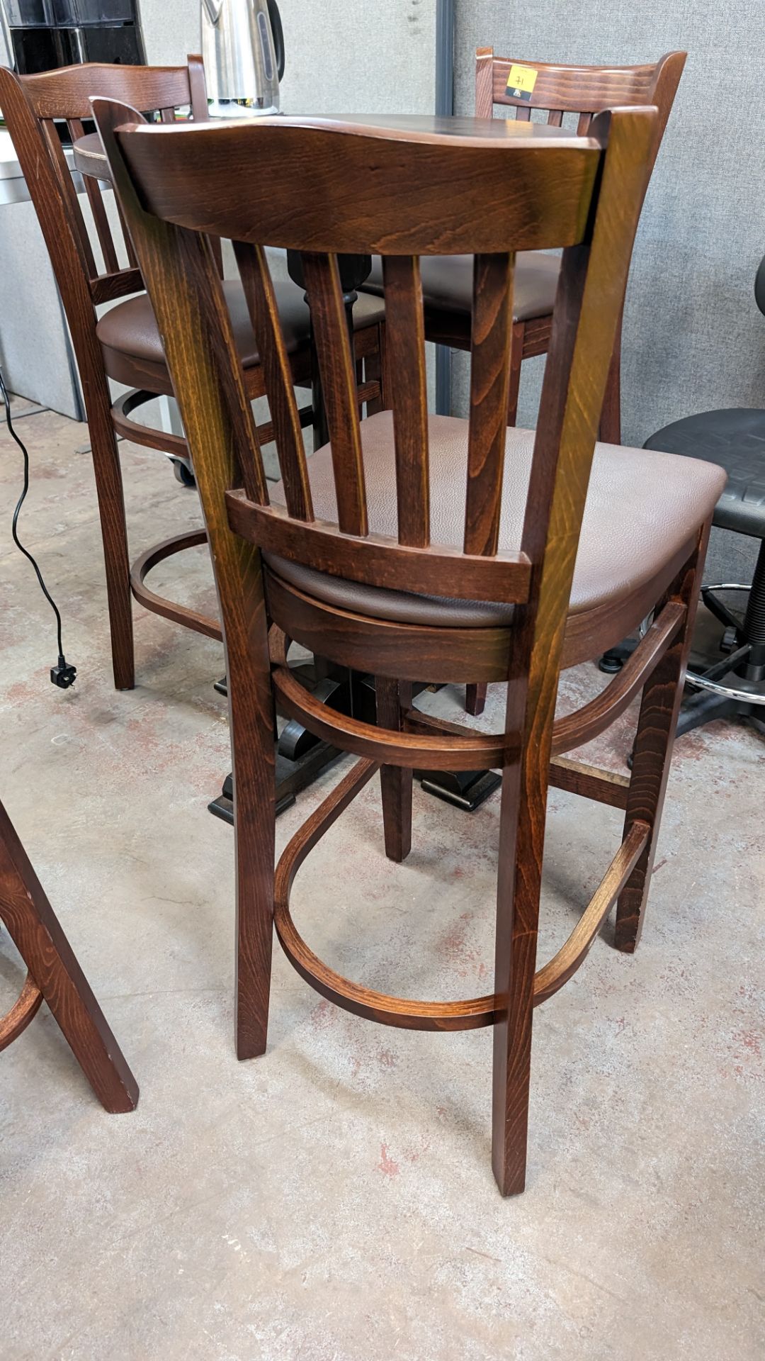 8 off matching high back wooden bar seats/stools with upholstered seat bases. NB: These high chairs - Bild 4 aus 4