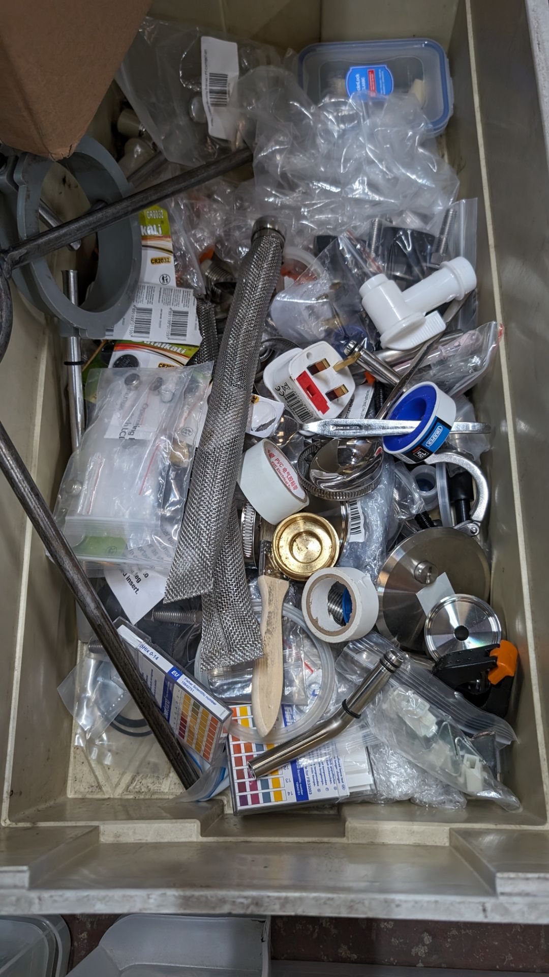 The contents of a crate of hardware and miscellaneous items - Image 5 of 7