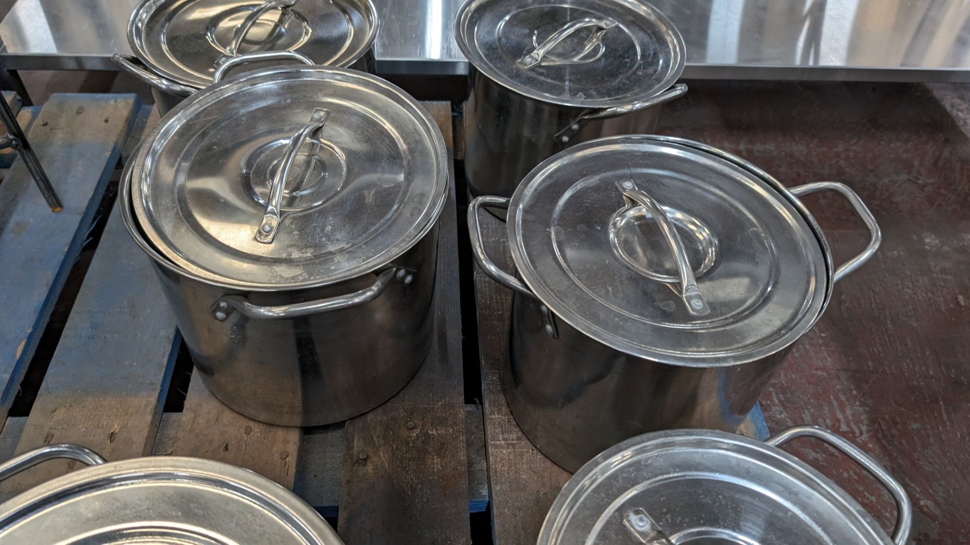 6 off twin handled steel pots, each with their own lid - Image 4 of 8