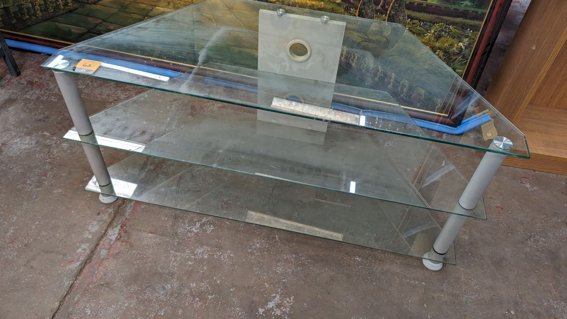 Corner AV stand with 3 glass shelves. Stand measures approximately 1060mm x 460mm x 475mm - Image 3 of 4