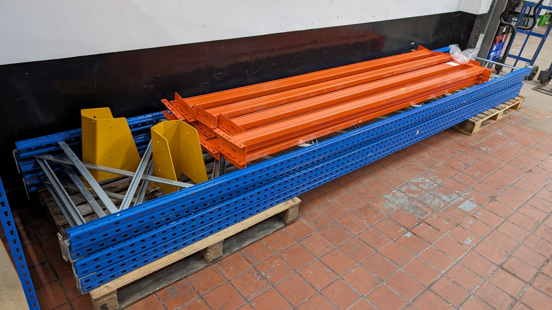 Quantity of pallet racking, comprising 4 off blue uprights each 900mm wide and 2500mm tall, 12 off o - Bild 8 aus 11
