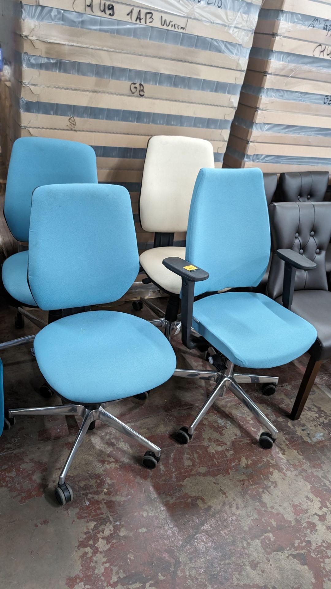 4 off operator's chairs, one of which has arms. 3 of the chairs are finished in a matching turquois