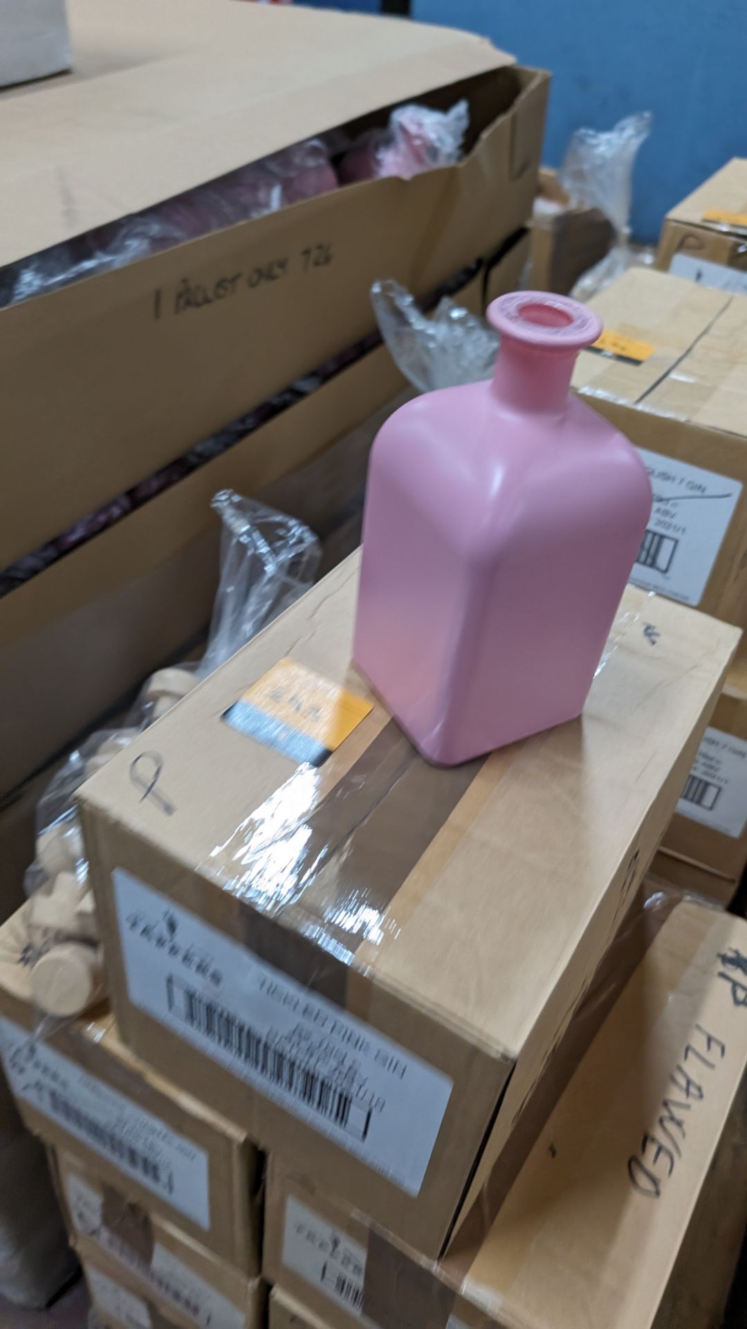 7 off 70cl/700ml professionally painted pink glass bottles, each including a stopper. The bottles a - Bild 3 aus 4