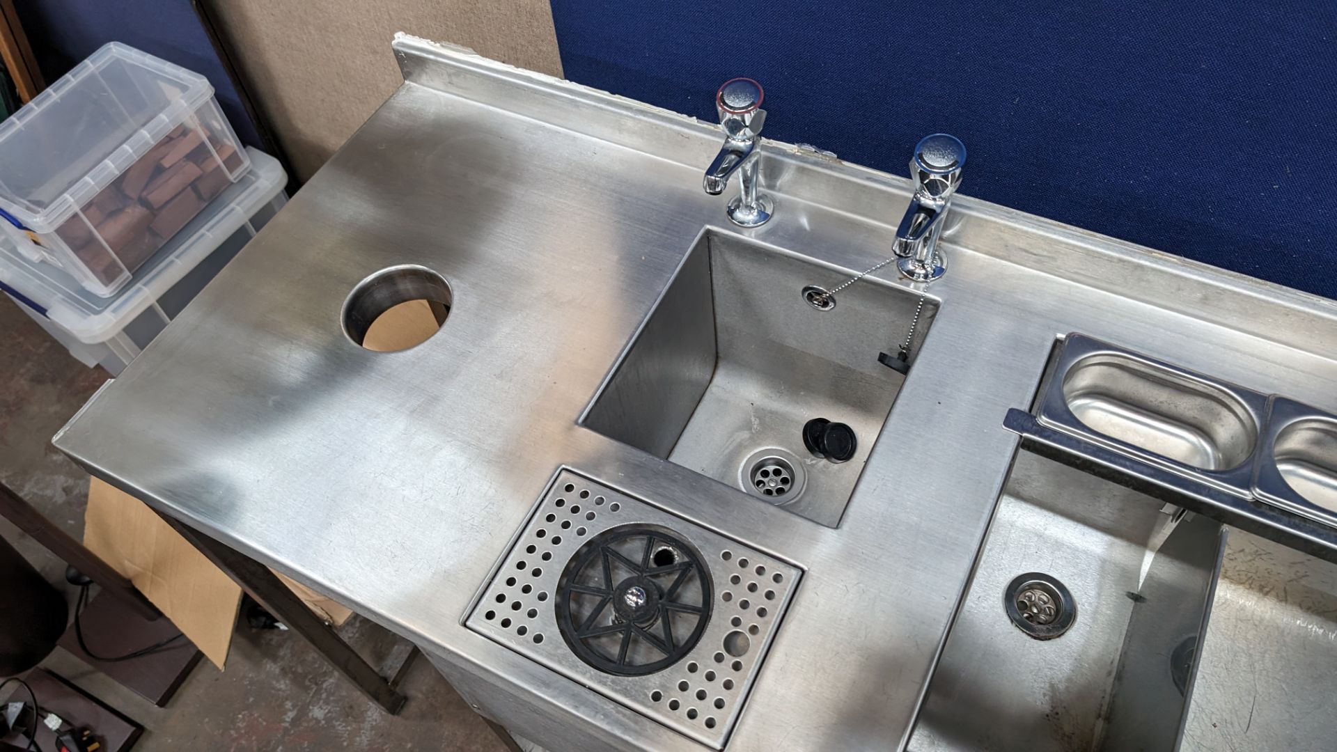 Stainless steel corner shaped floor standing bar fittings, comprising small basin with mixer taps, g - Image 7 of 11