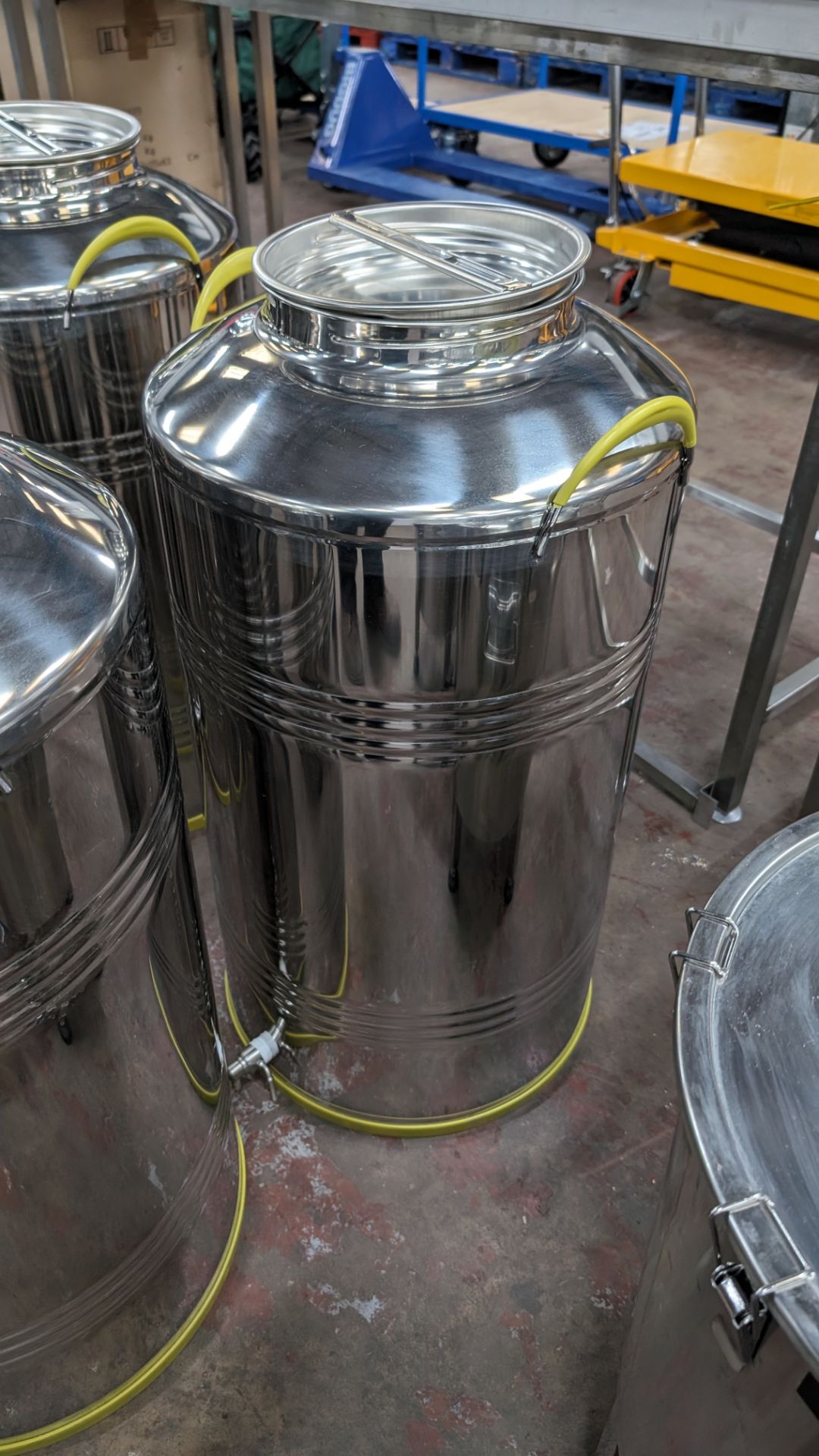 4 of 100L stainless steel milk churns, each with their own lid - Image 4 of 12