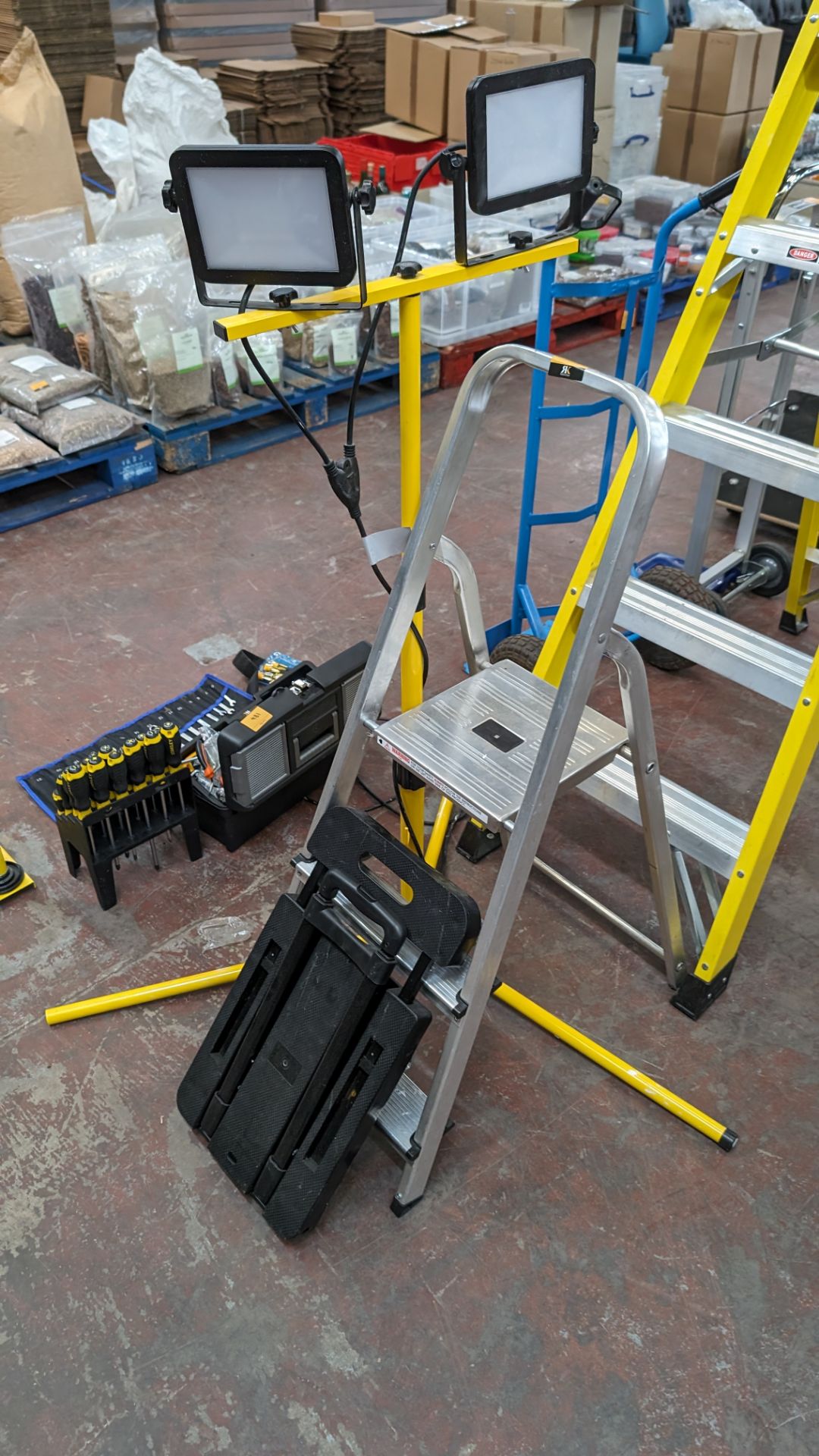 Mixed lot comprising small stepladders, folding trolley and tripod based twin LED lamp system