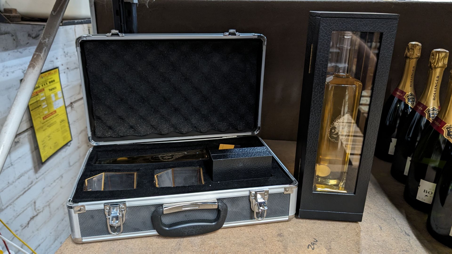 2 off bottles of 24 Carat Gin. Each in their own presentation case. These 2 bottles were presented - Image 13 of 13