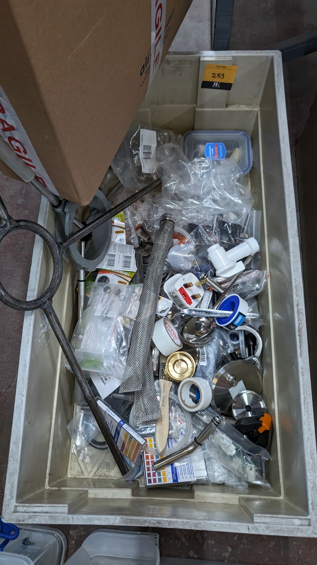 The contents of a crate of hardware and miscellaneous items - Image 4 of 7