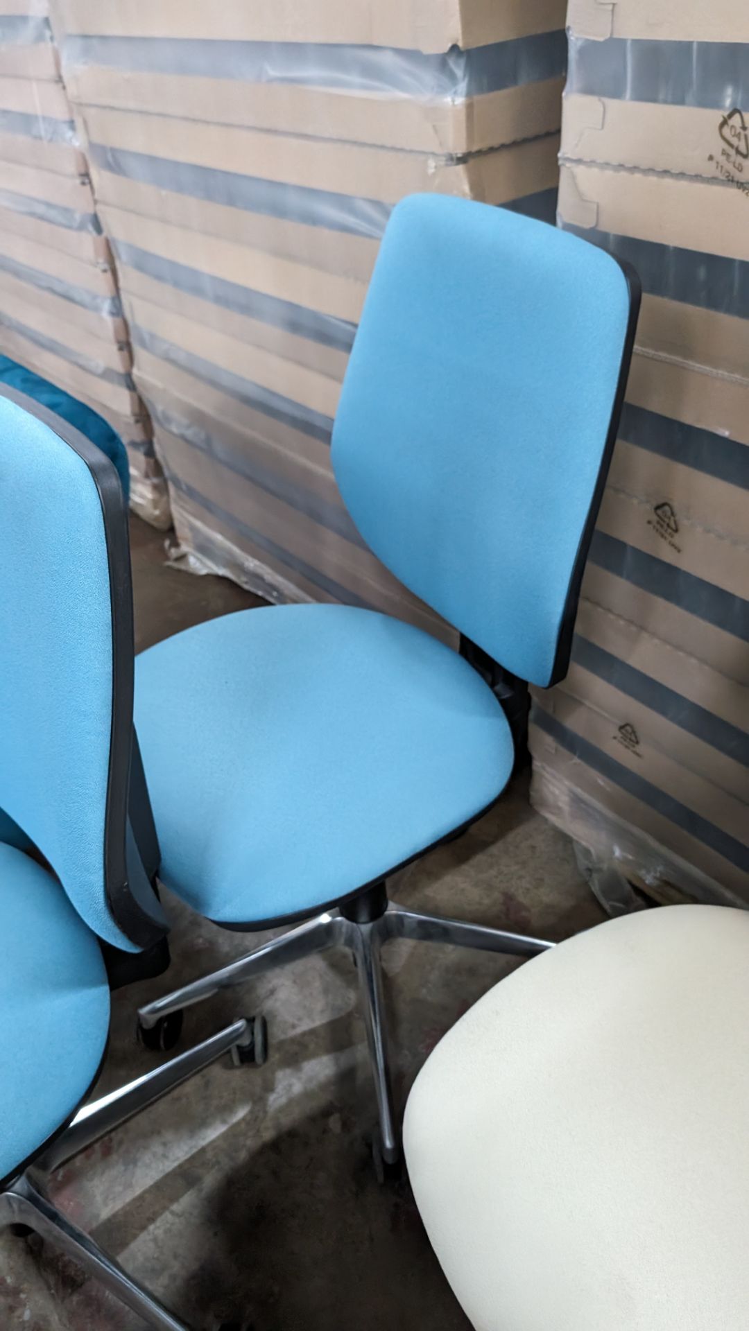 4 off operator's chairs, one of which has arms. 3 of the chairs are finished in a matching turquois - Image 7 of 8