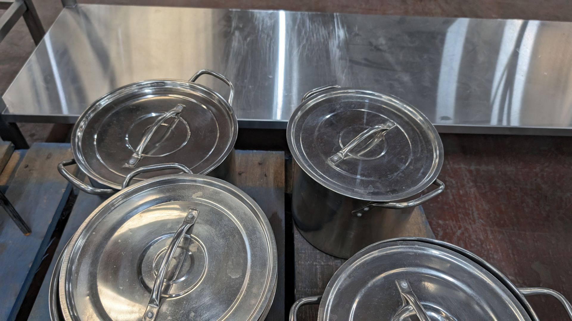 6 off twin handled steel pots, each with their own lid - Image 5 of 8