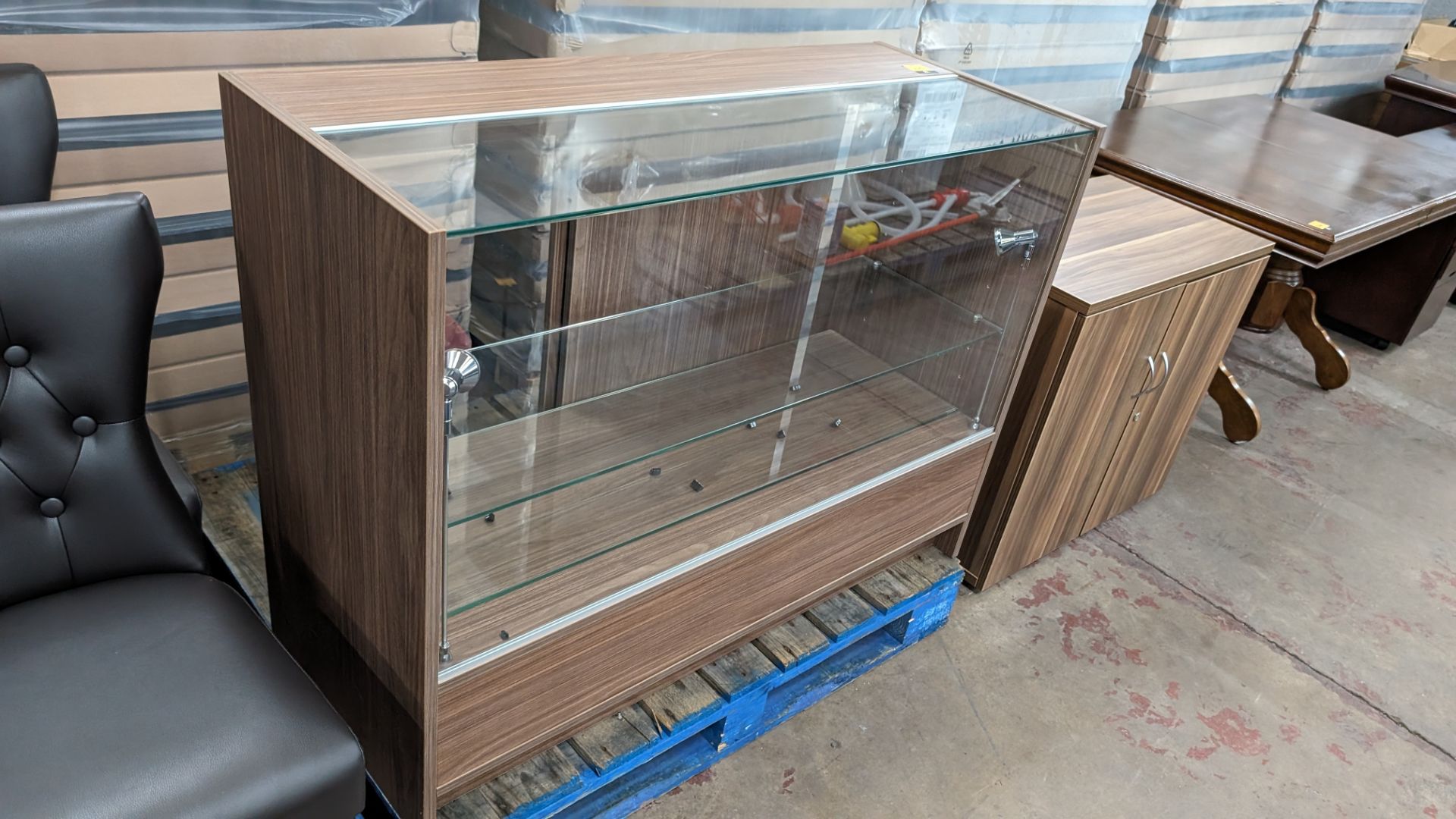 Pair of matching pieces of furniture comprising illuminated glass fronted display/serving cabinet in - Image 6 of 8