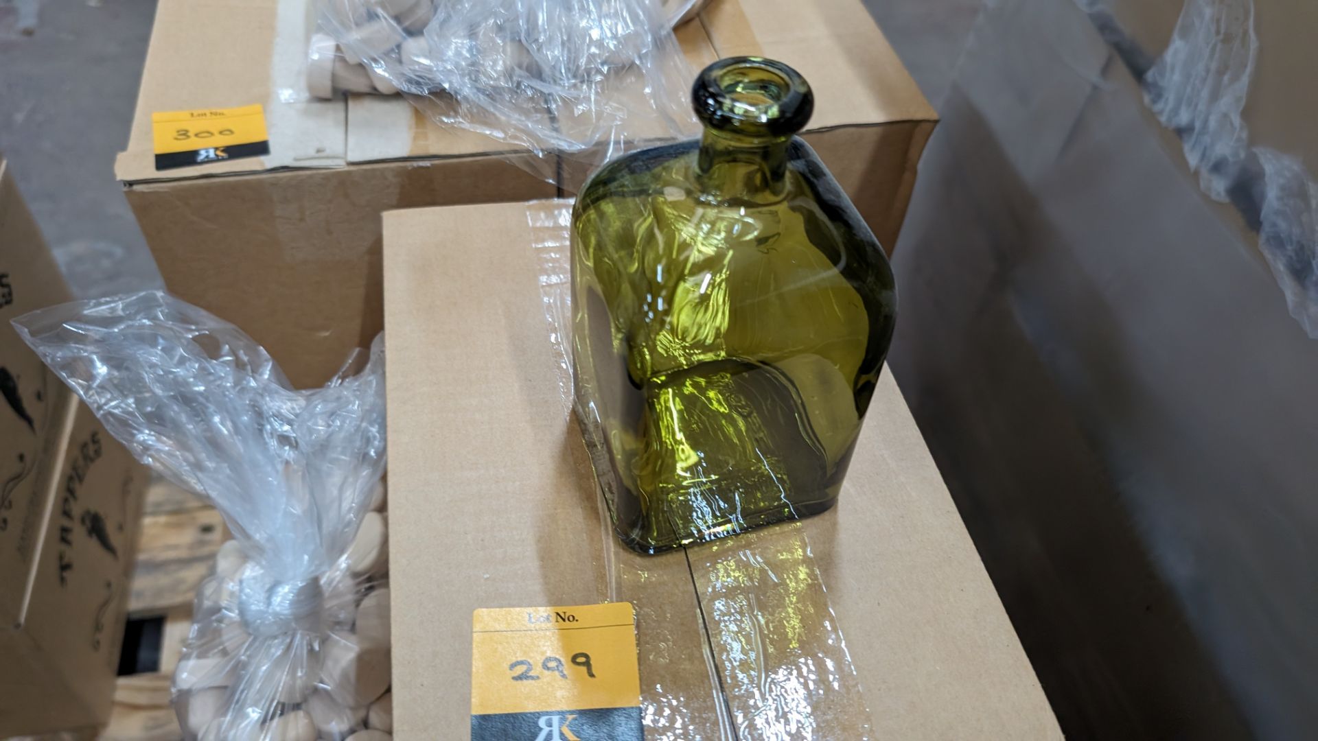 30 off 50cl/500ml green tinted glass bottles, each including a stopper. The bottles are boxed in si - Image 4 of 4