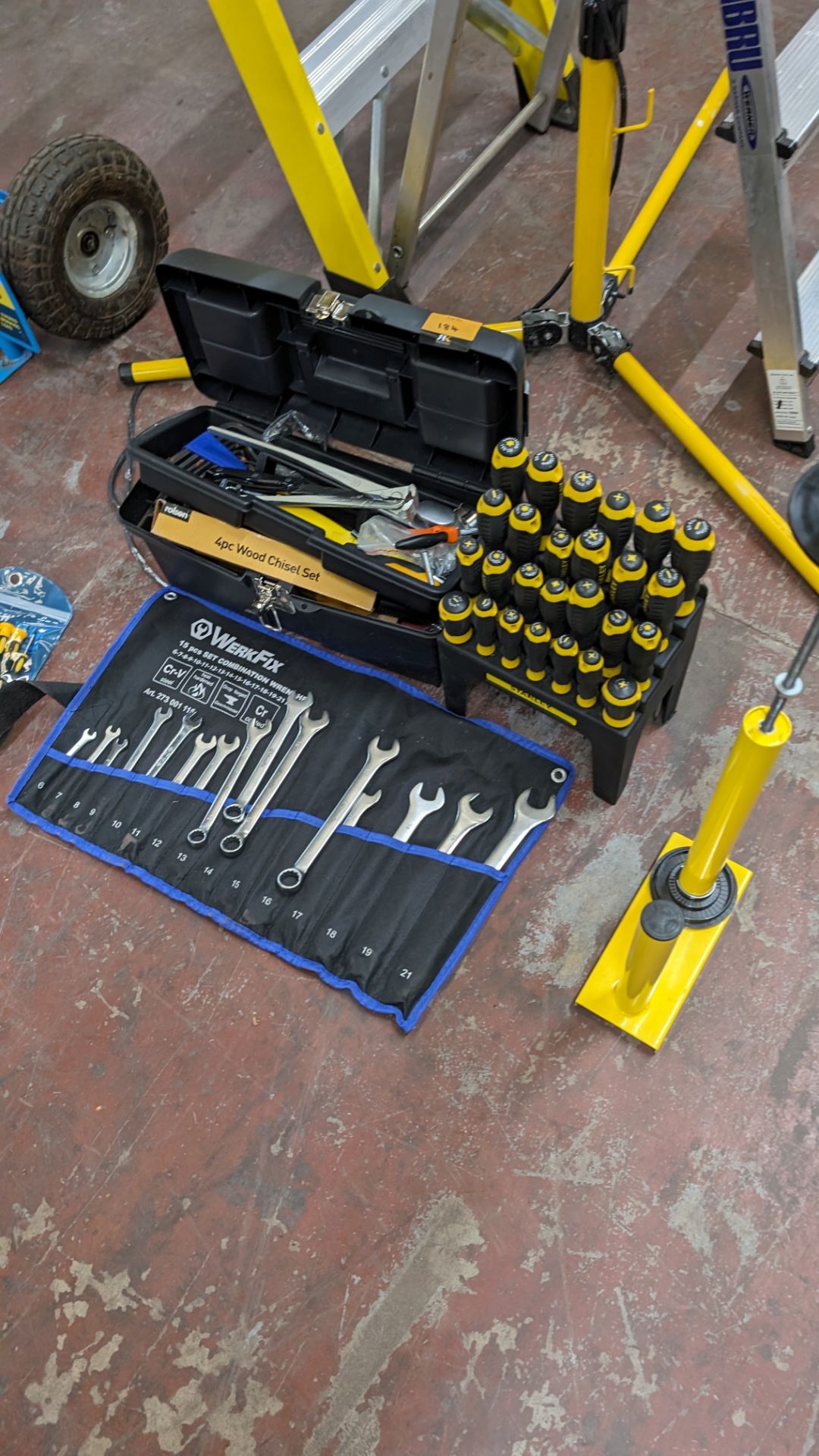 Mixed tool lot comprising shrink wrap applicator, Stanley screwdriver set, 15-piece wrench set, mini - Image 4 of 10