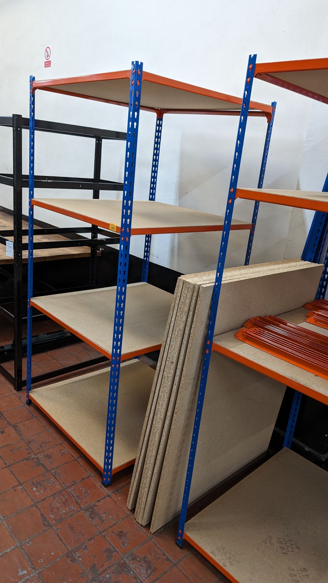 4 off bays of Rapid Racking blue and orange racking, each with four shelves. One bay has a footprin - Bild 3 aus 8