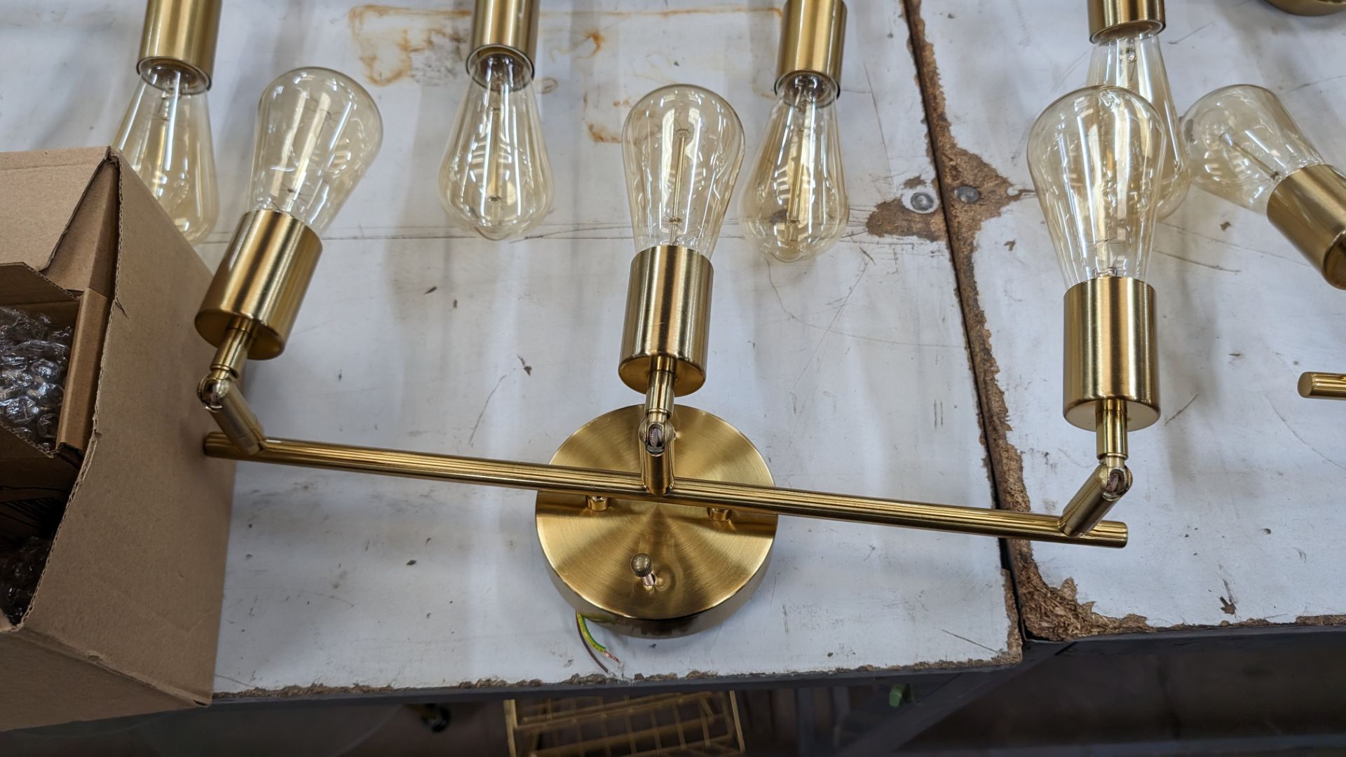 6 off triple bulb brass coloured wall lights, plus box with 5 off spare bulbs for use with same - Image 5 of 9